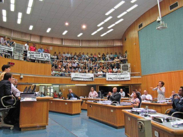 x2016.03.15_-_lda_-_sessao_camara_-_aprova_lei_sanepar_44_elza_melhor.jpg