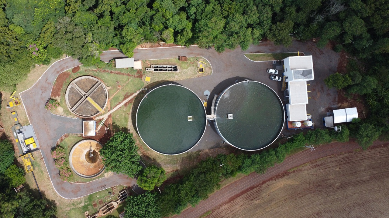 Uma vista aérea da ETE de Itaipulândia, demonstrando a escala industrial e a eficiência operacional da instalação com base em uma abordagem modular