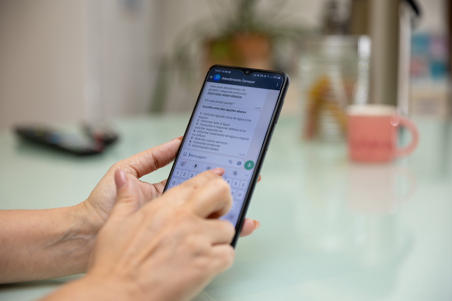 Um celular exibe o perfil Atendimento Sanepar no aplicativo WhatsApp.