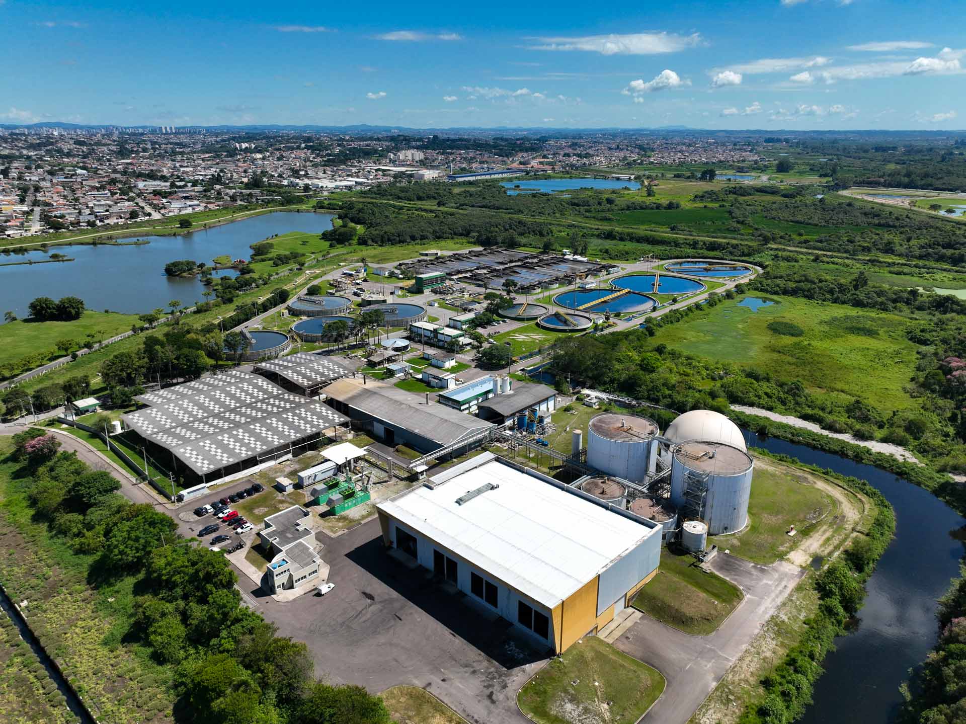 Imagem área mostra a ETE Belém, usina de tratamento de esgoto em São José dos Pinhais
