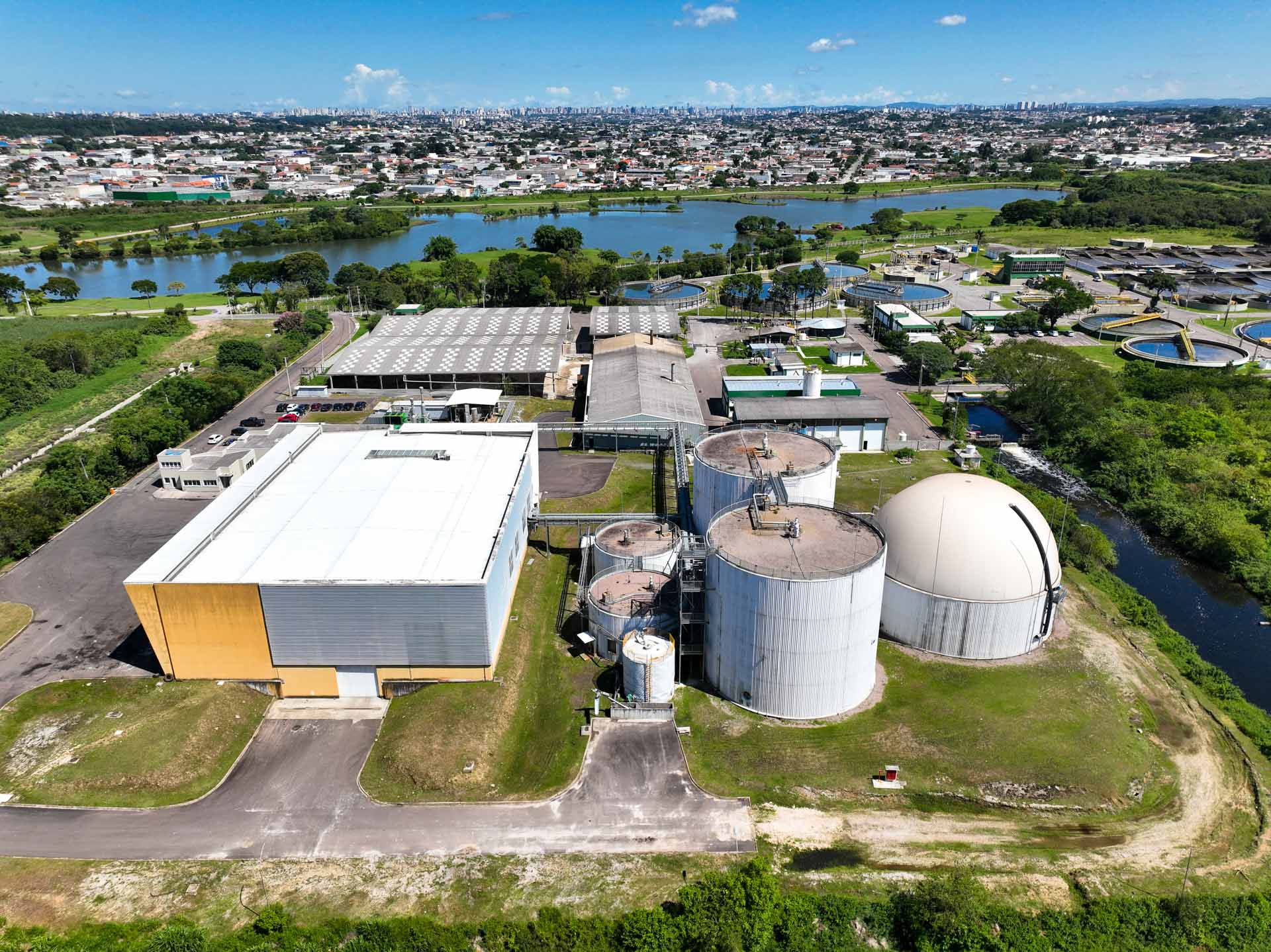 Imagem área mostra a ETE Belém, usina de tratamento de esgoto em São José dos Pinhais