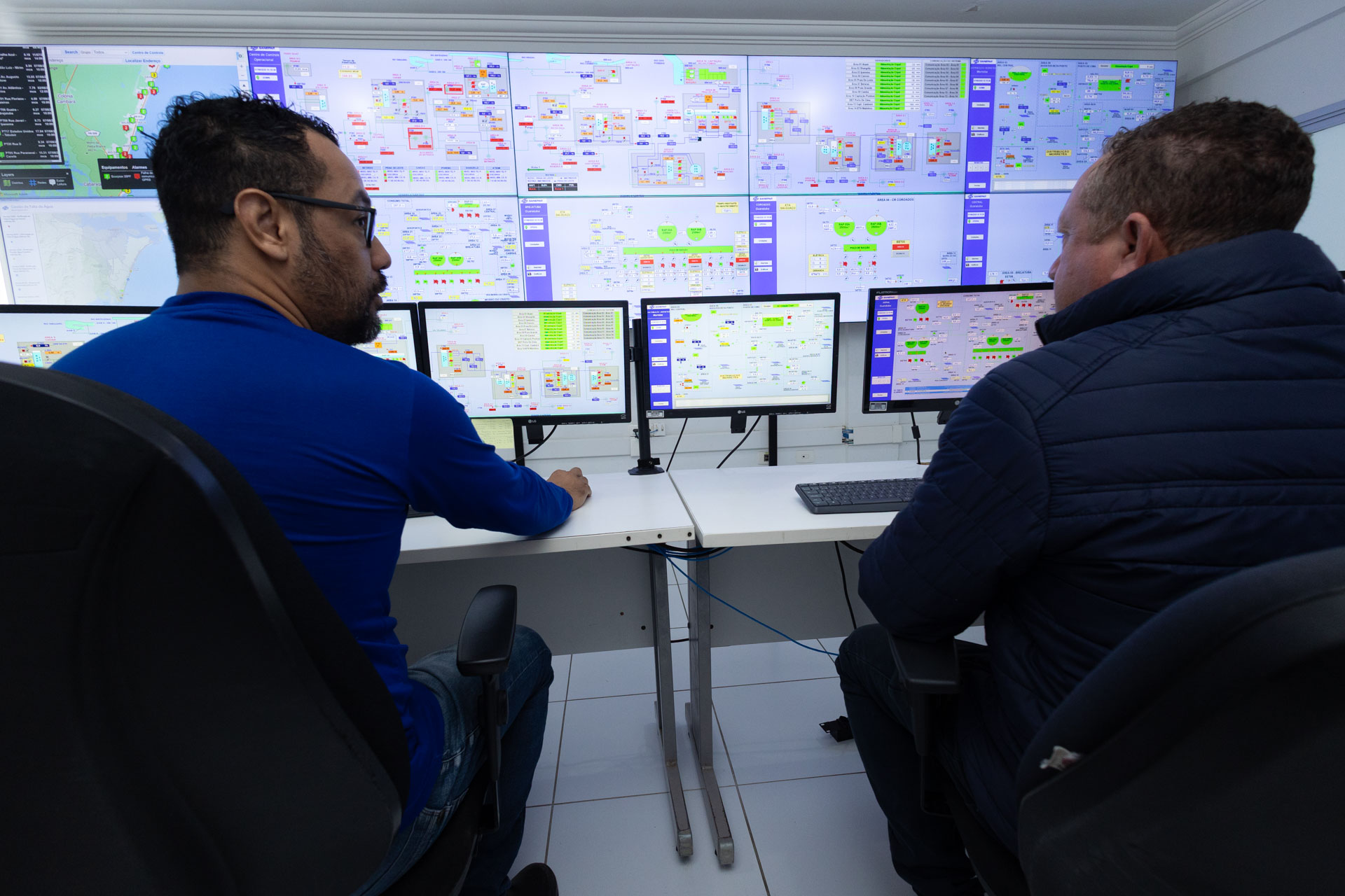 Equipes trabalham no Centro de Controle Operacional de Matinhos