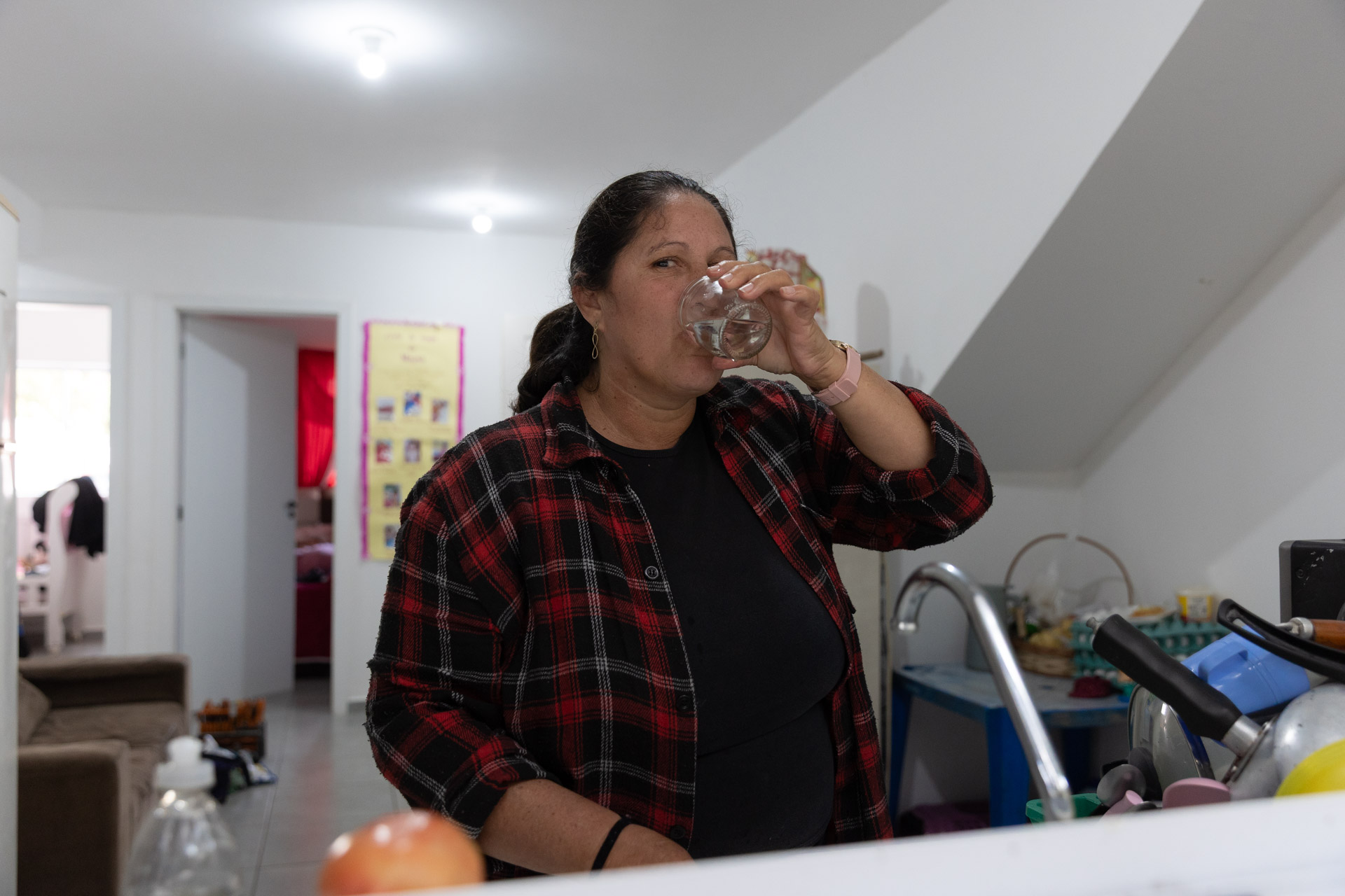 Lucilene Pedroso da Cruz comemora a água tratada direto na torneira