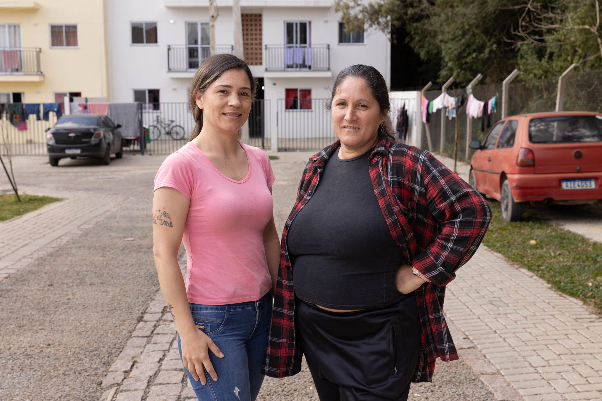 As donas de casa Lucilene Pedroso da Cruz e Kelly Cristina Fraitas fazem parte das famílias beneficiadas pelo projeto socioambiental Bairro Novo da Caximba