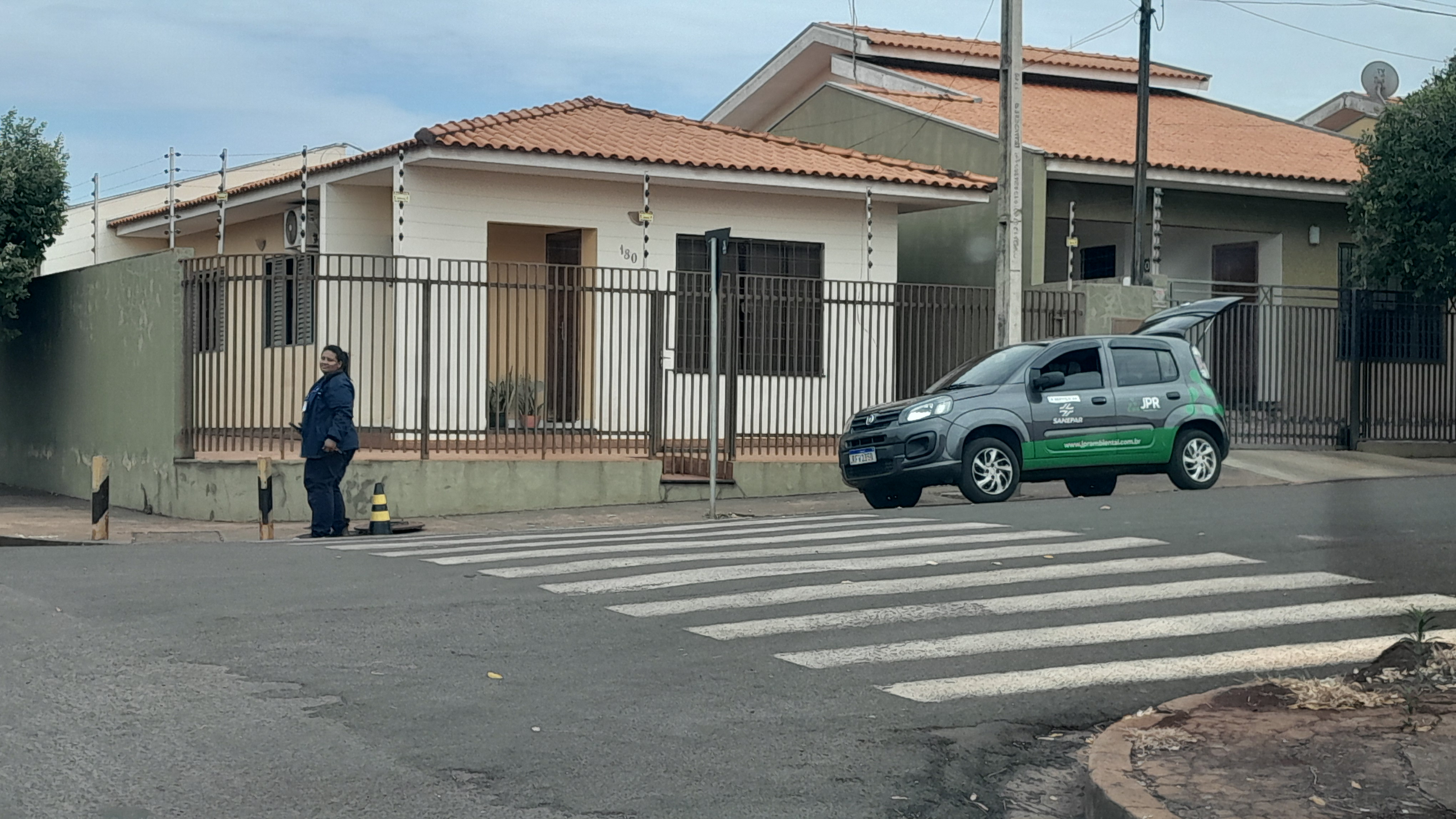 Agentes estão identificados com a inscrição "A serviço da Sanepar"