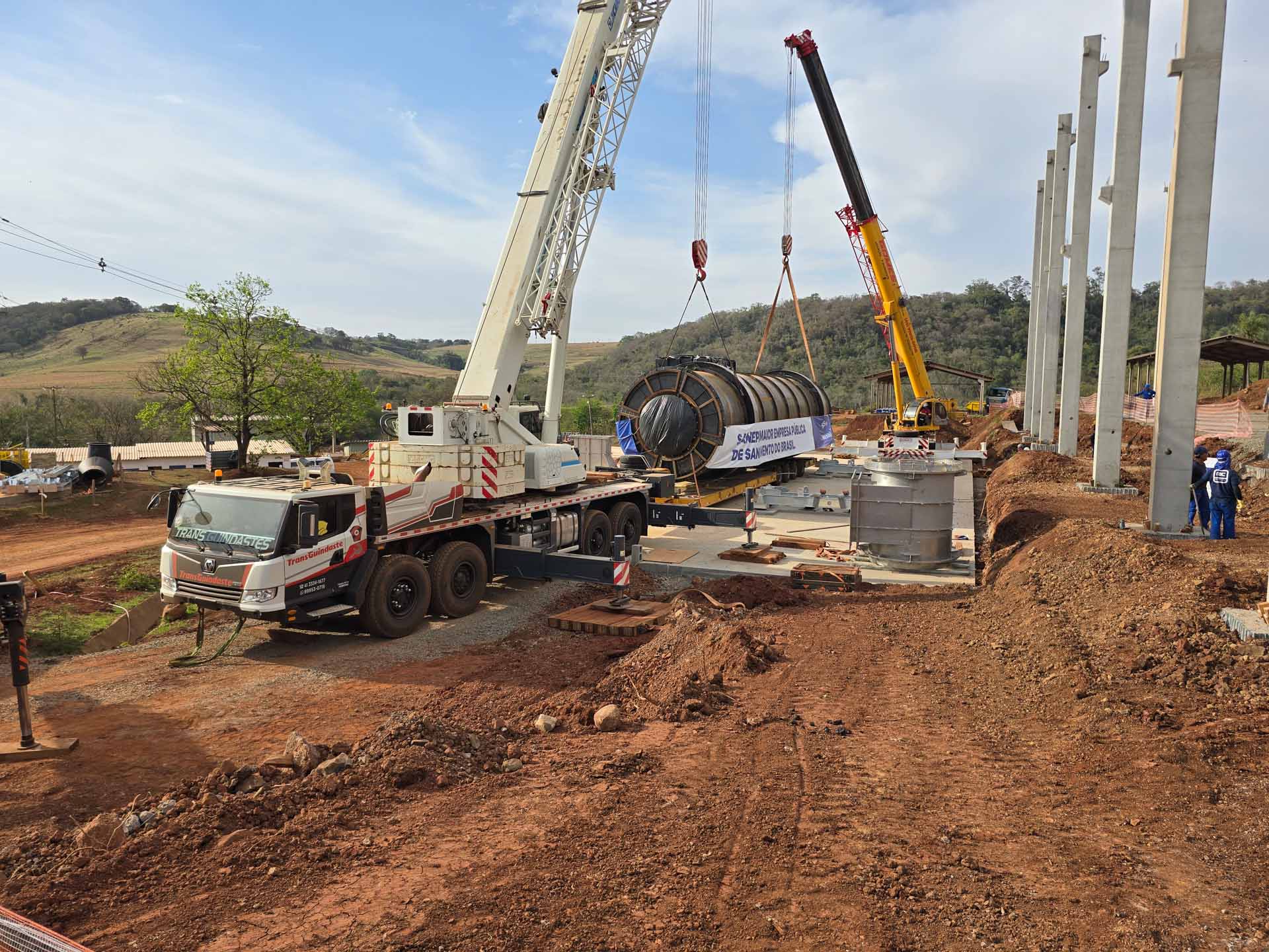  As peças saíram de Santa Catarina no início da semana, entre elas o tambor secador Bruthus — com 18 metros de comprimento, 4,3 metros de diâmetro e 43 toneladas — e um gerador de gases quentes de 40 toneladas.
