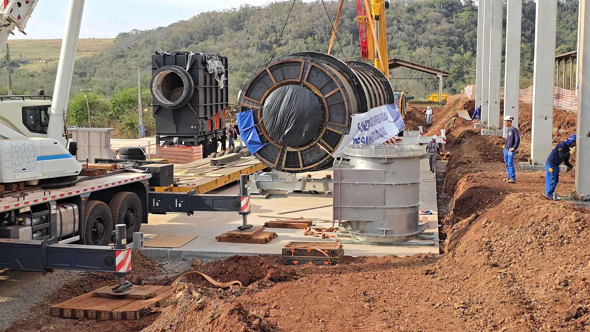  As peças saíram de Santa Catarina no início da semana, entre elas o tambor secador Bruthus — com 18 metros de comprimento, 4,3 metros de diâmetro e 43 toneladas — e um gerador de gases quentes de 40 toneladas.