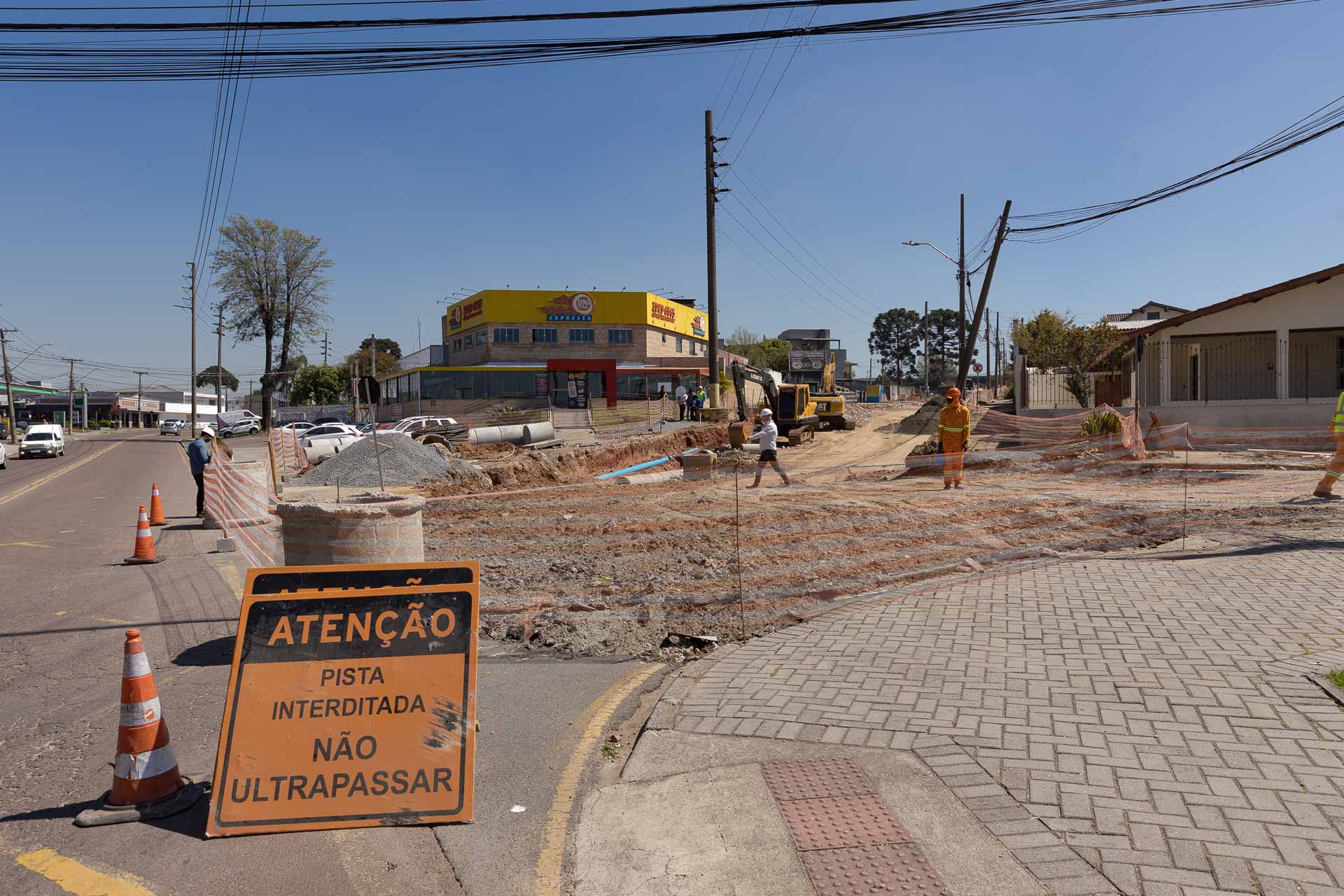 Remanejamento de rede de água no bairro Uberaba 