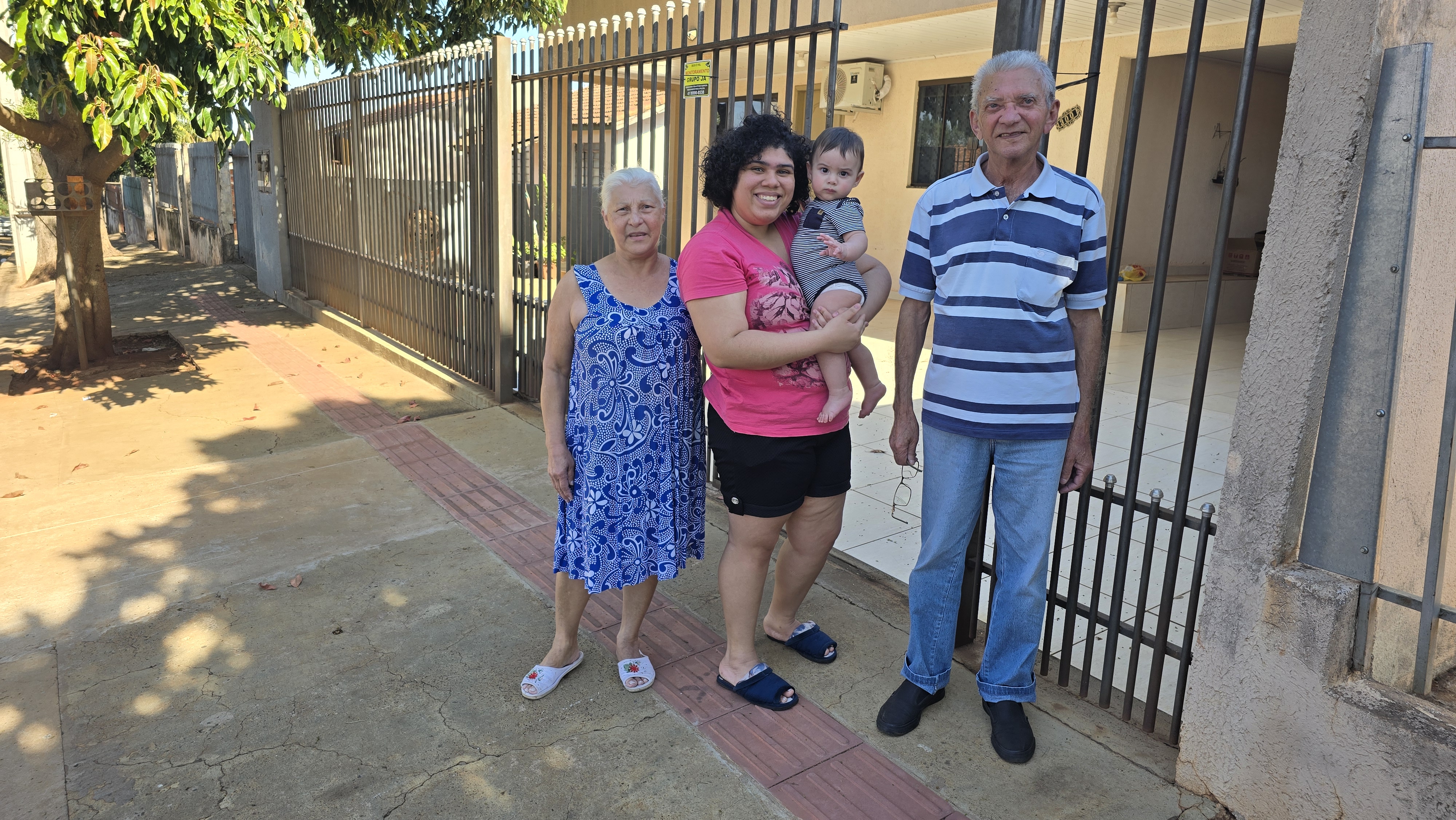 uma familia feliz com a mãe, o bebê e os avós aparecem sorrindo pois vão poder eliminar a fossa séptica da residência