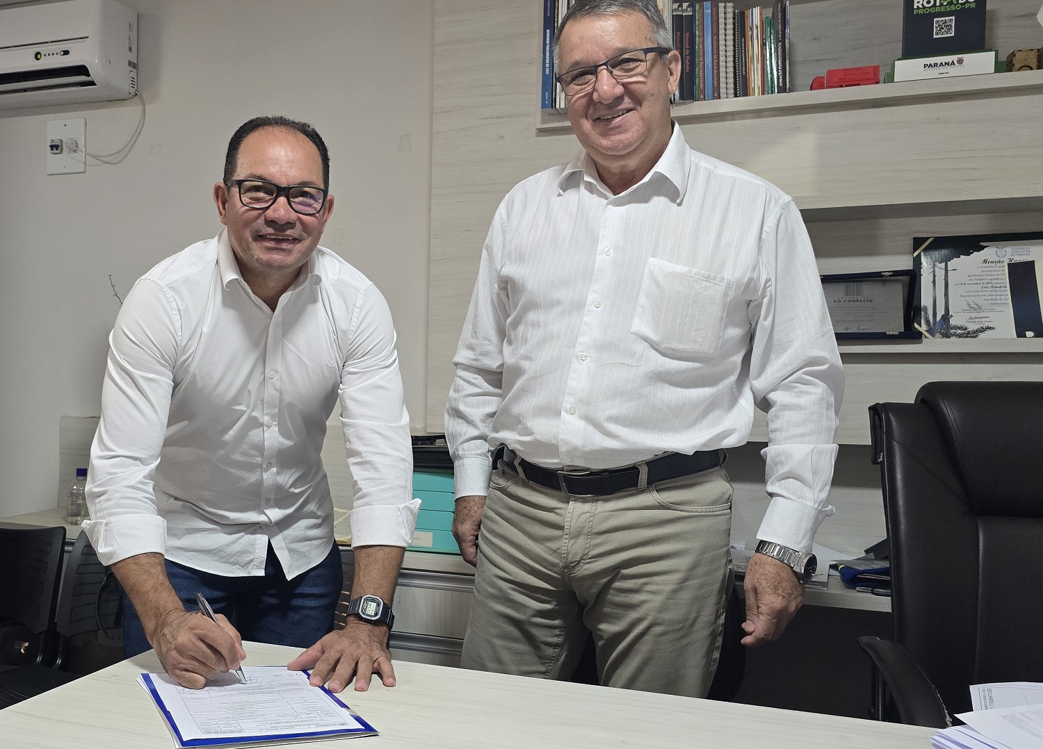 autoridades assinam documentos de início de obra