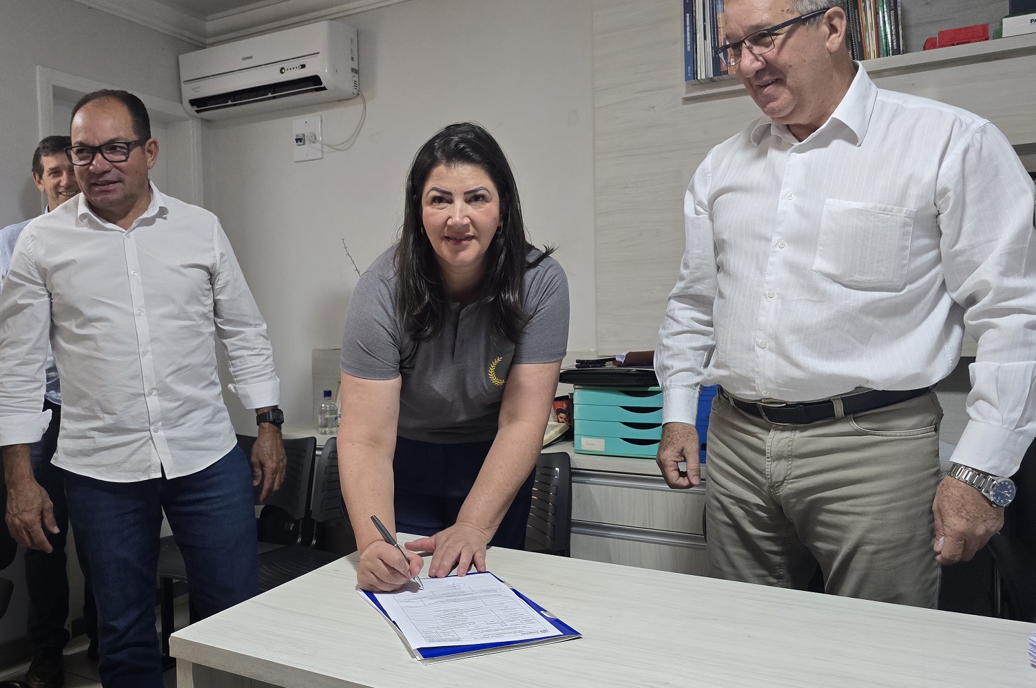 autoridades assinam documentos de início de obra