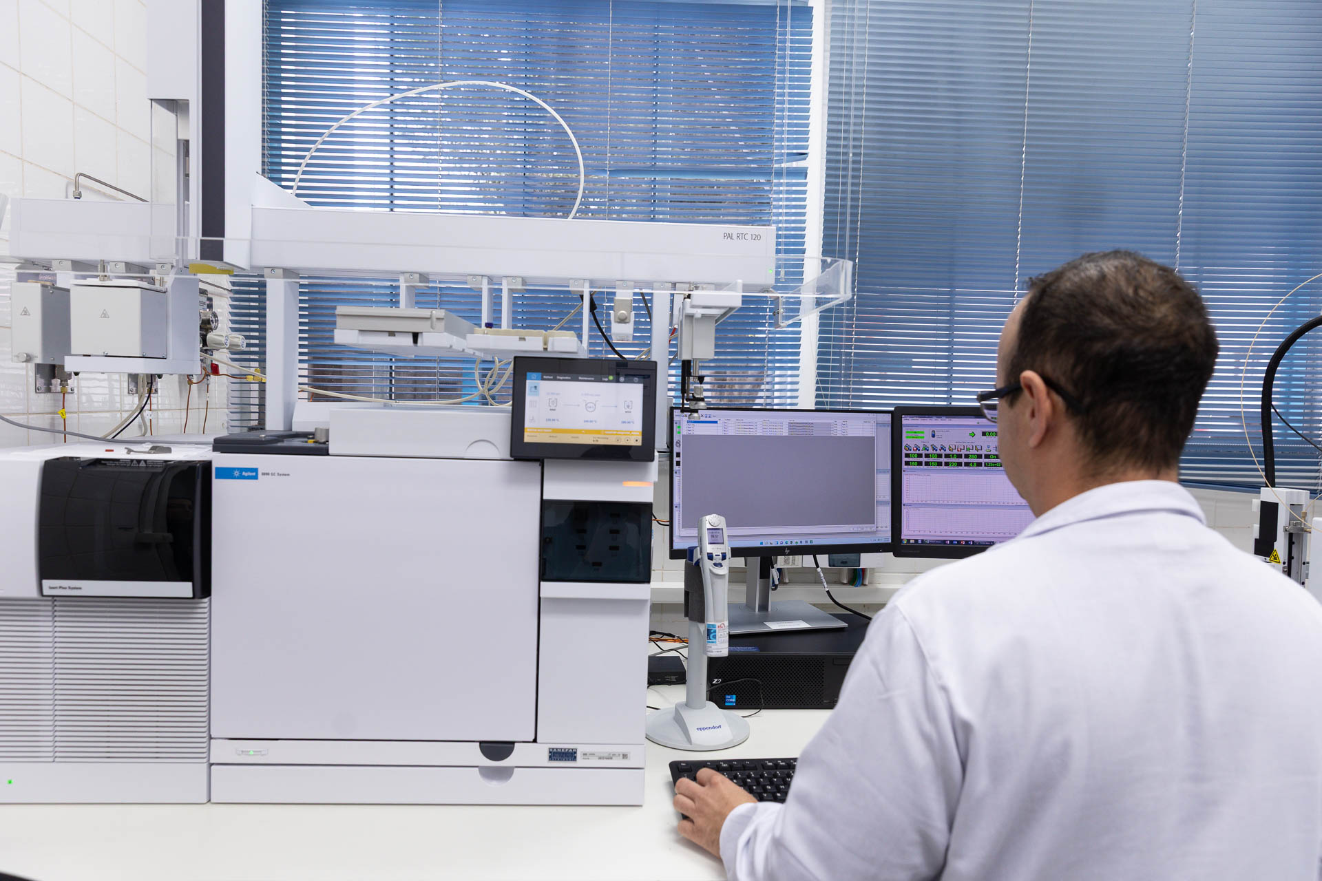 profissionais no laboratório da sanepar