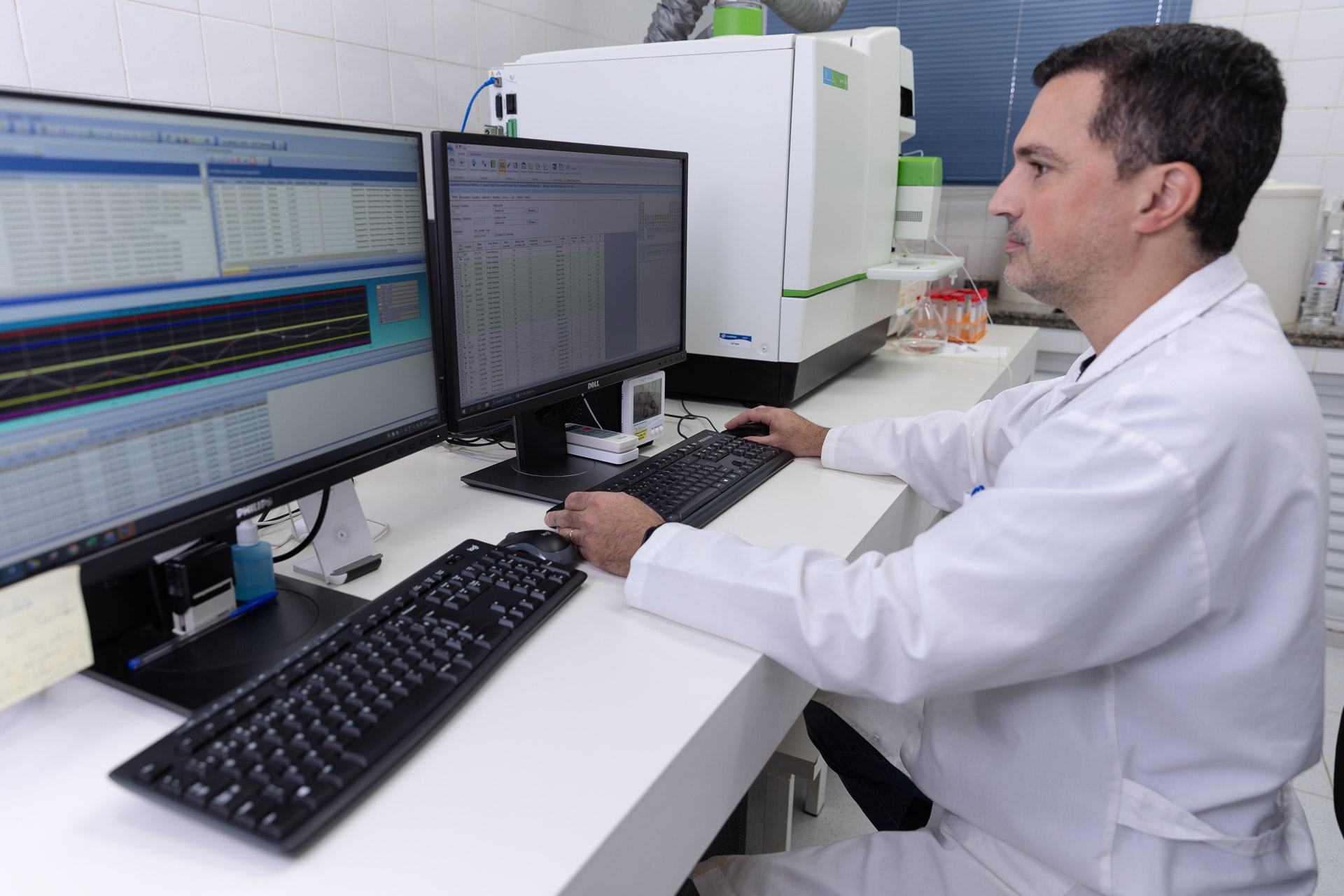 profissionais no laboratório da sanepar