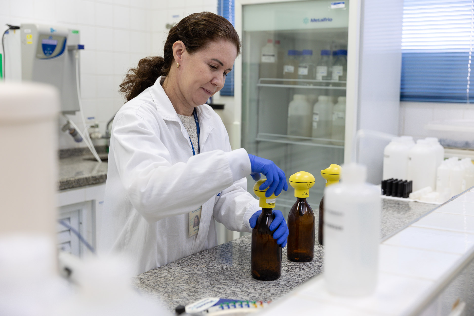 profissionais no laboratório da sanepar