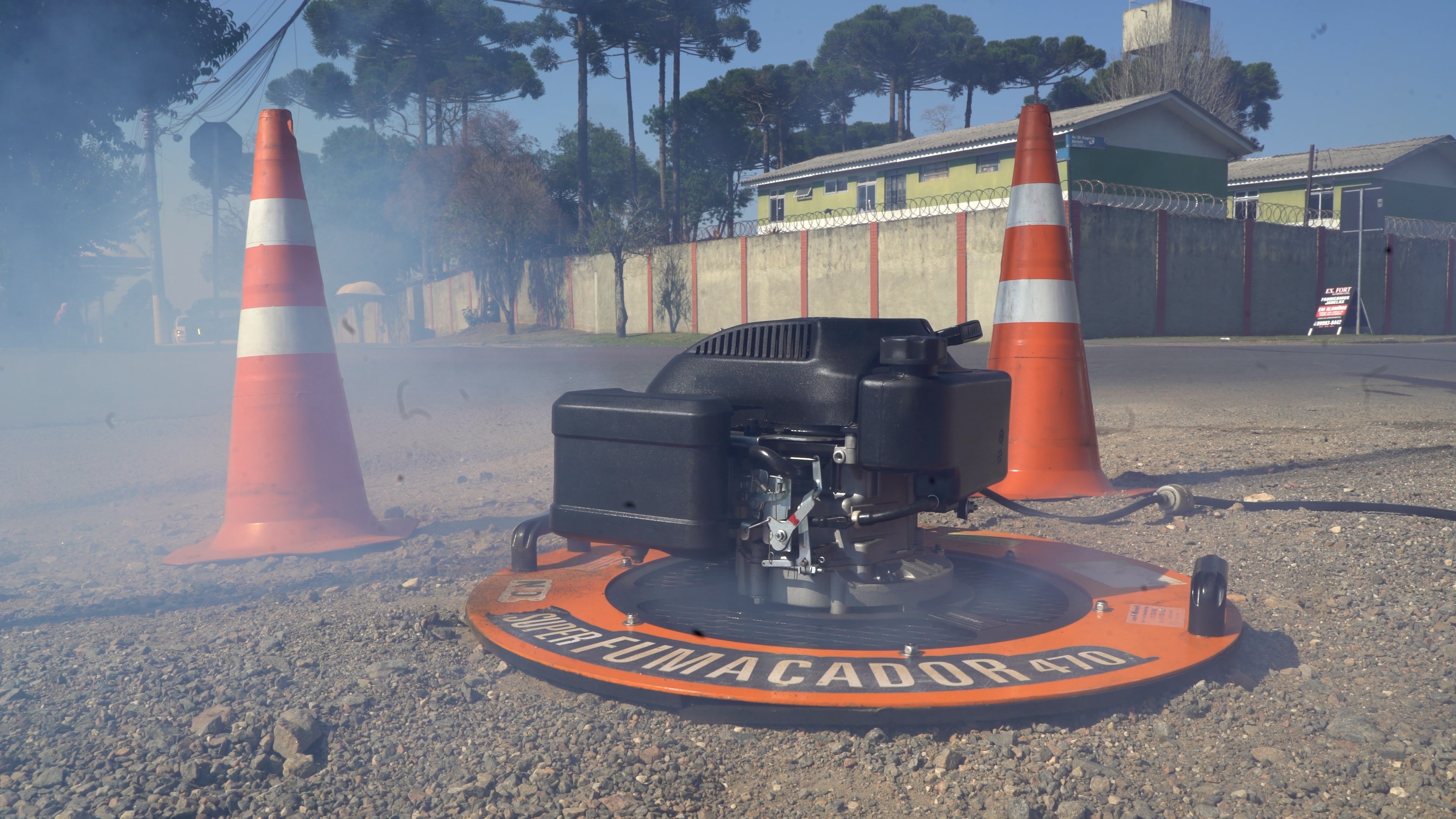 Teste de fumaça: procedimento permite a visualização na superfície sobre situações das tubulações assentadas da Sanepar (foto: Thays Poletto)