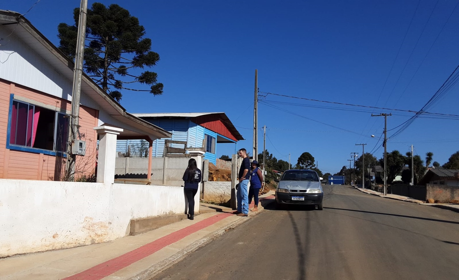 1)	Sanepar faz trabalho de porta-em-porta com orientações aos moradores de Inácio Martins
