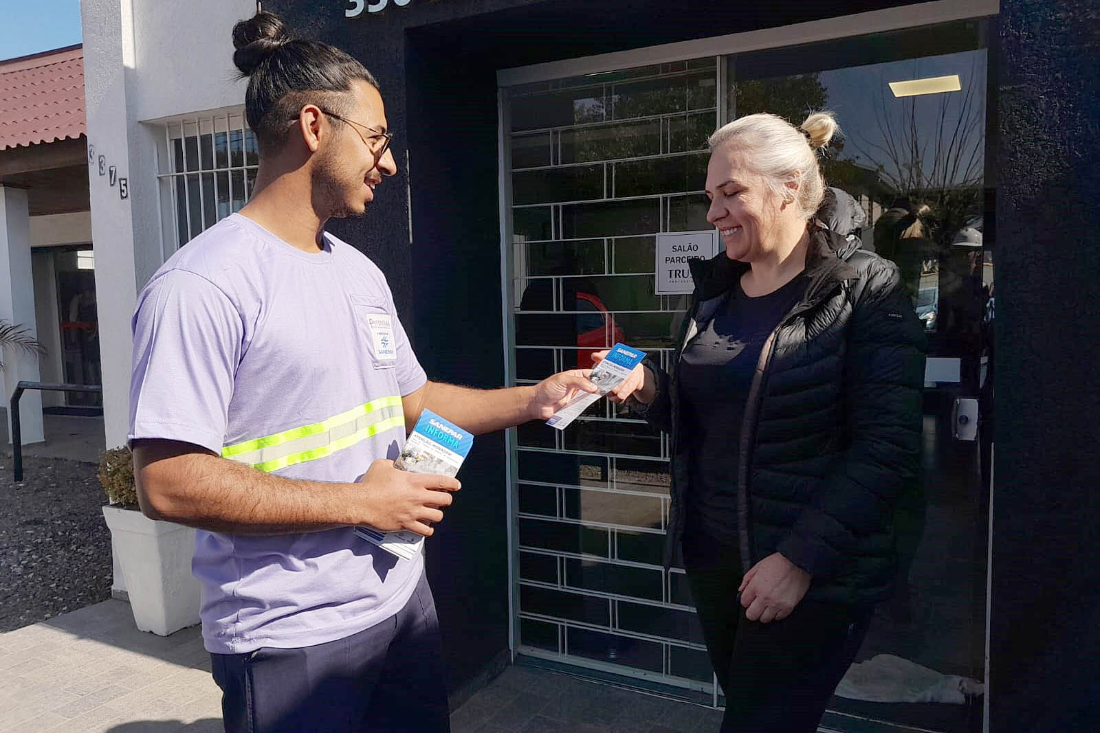 Teste de fumaça: população é informada da realização por meio de folheto e de visitas da Sanepar (Thays Poletto)