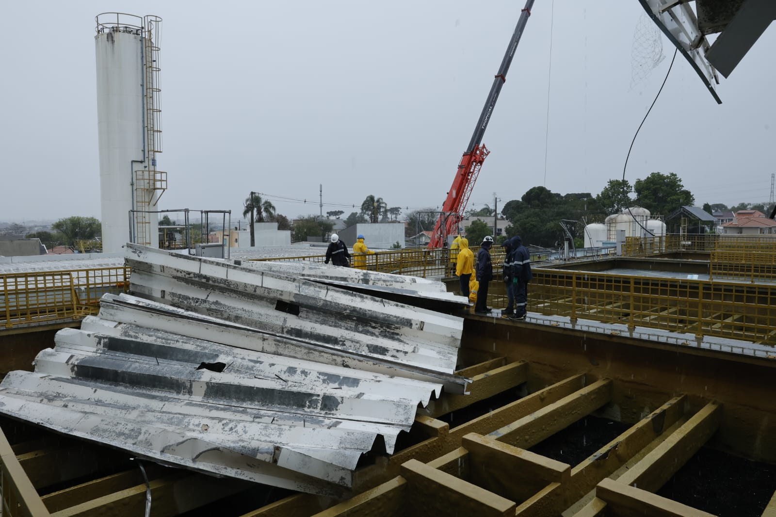  O vendaval, que atingiu o Paraná provocou o destelhamento da unidade, atingindo gravemente um dos módulos