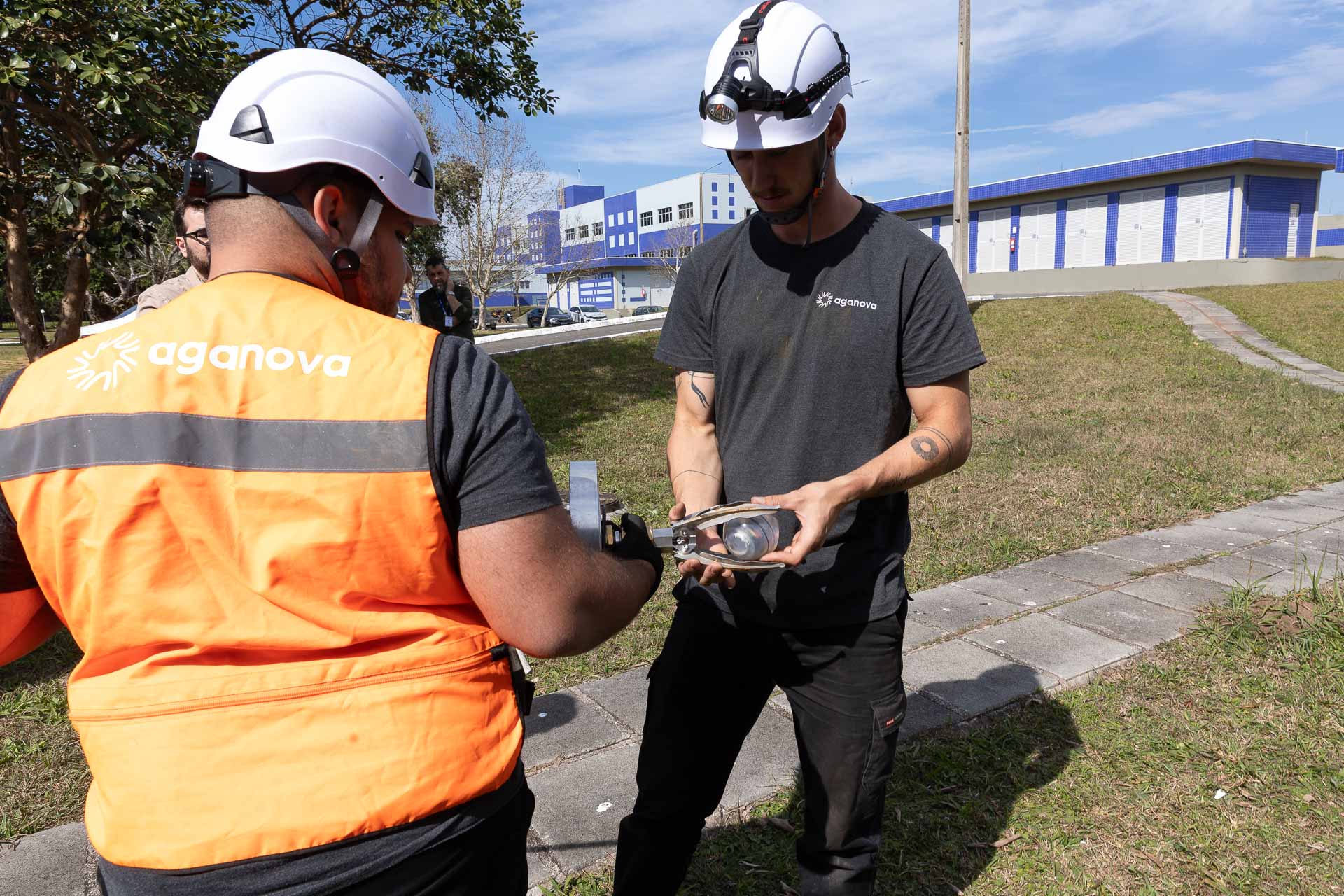 Equipes da Sanepar usam sensores para inspecionar redes de distribuição de água tratada 