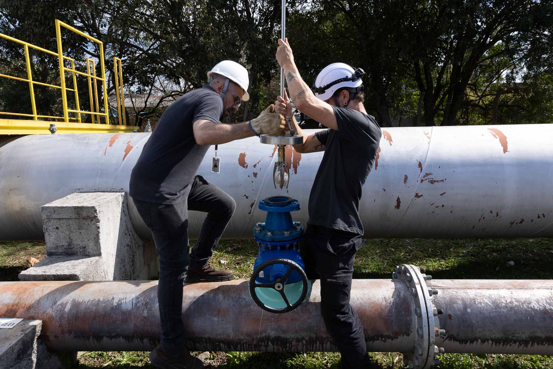 Equipes da Sanepar usam sensores para inspecionar redes de distribuição de água tratada 