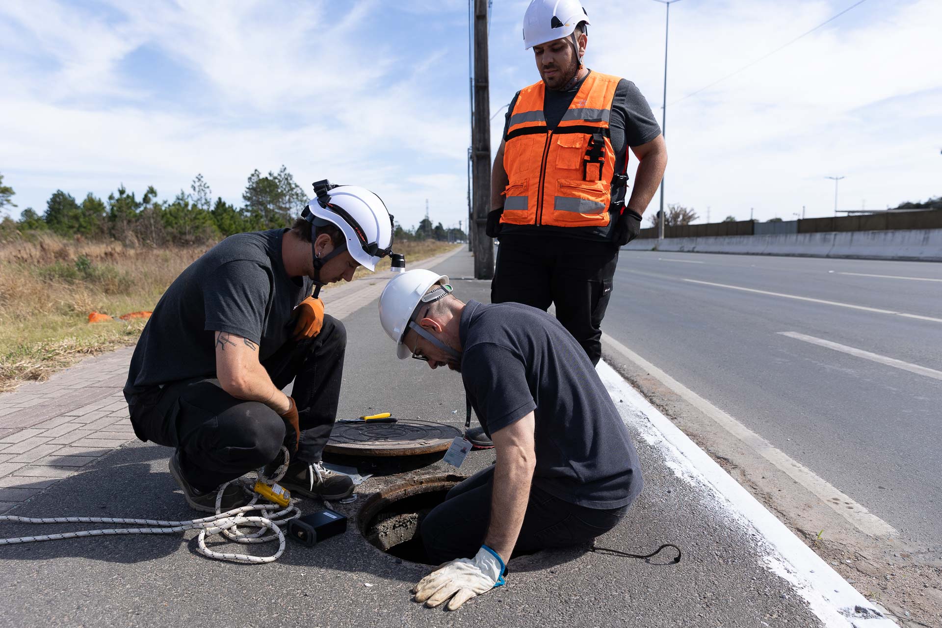 Equipes da Sanepar usam sensores para inspecionar redes de distribuição de água tratada 