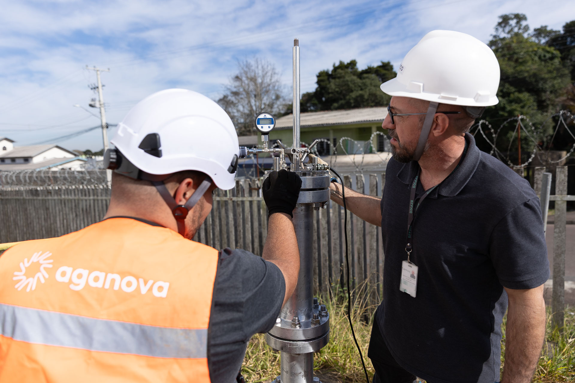 Equipes da Sanepar usam sensores para inspecionar redes de distribuição de água tratada 
