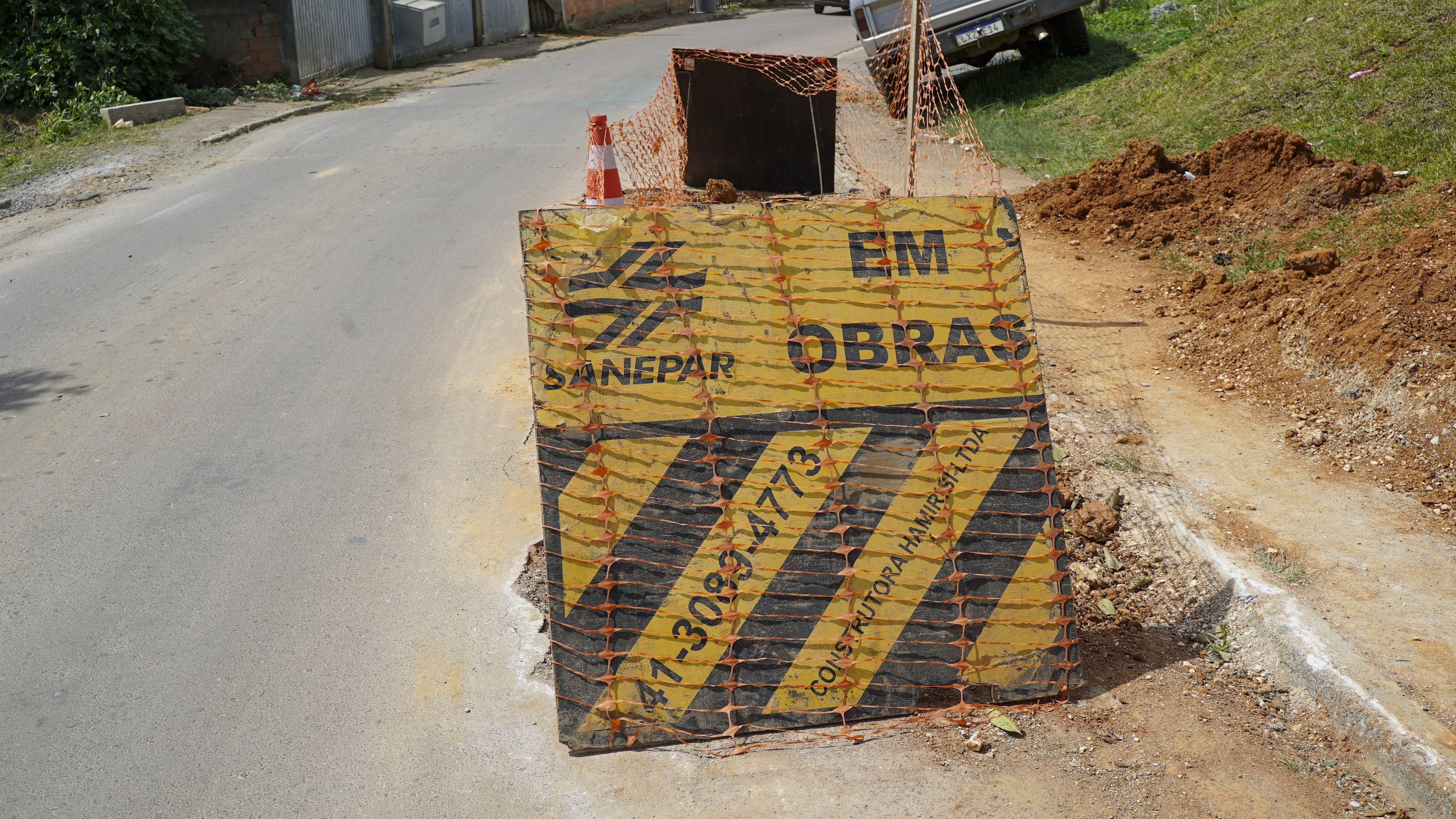 Placas indicando local de obra na rede