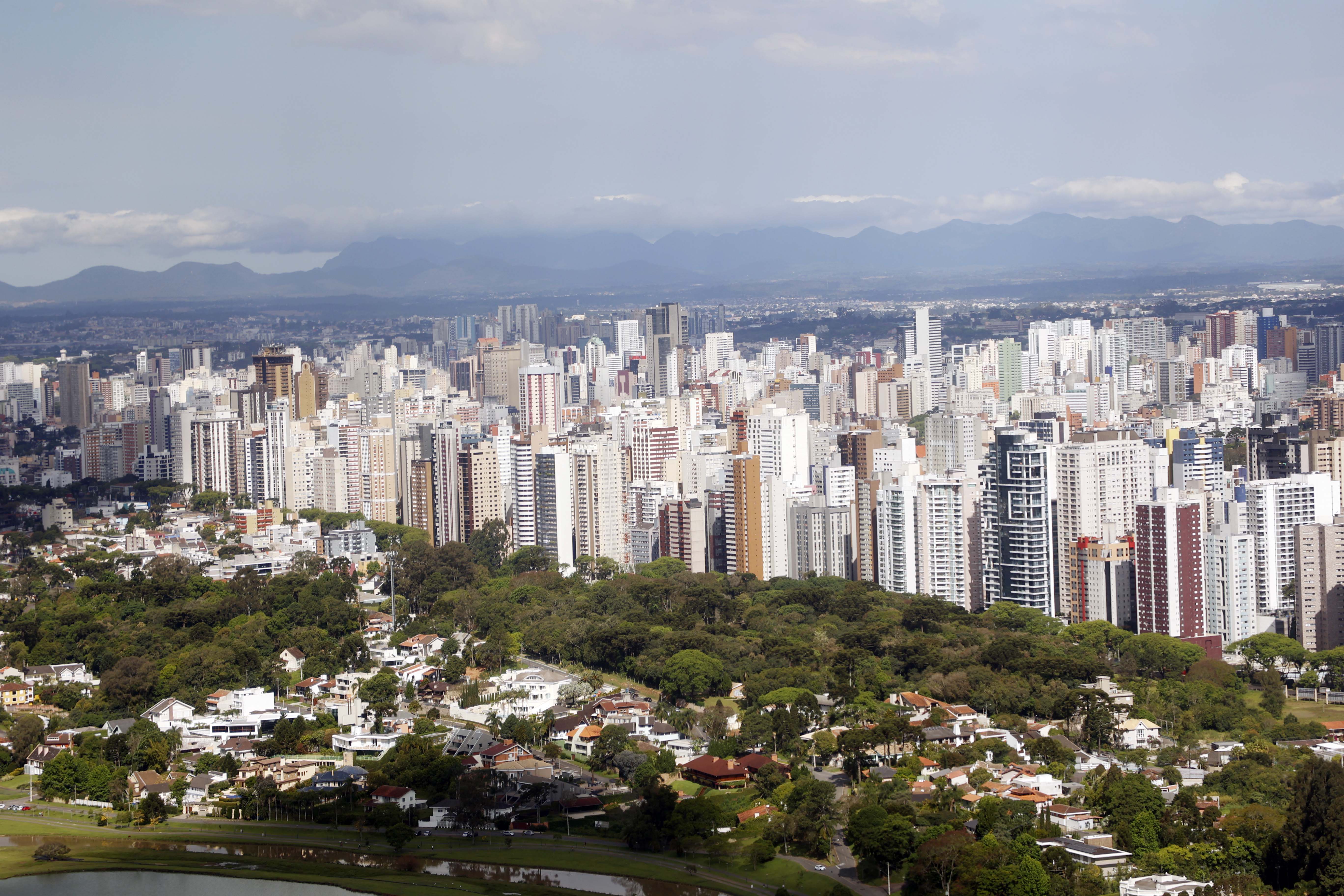 Curitiba é a cidade com o melhor saneamento básico do Brasil. 