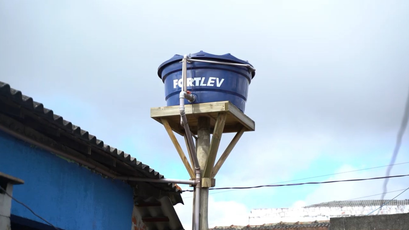 Caixa d'água recebida pela costureira Derli Aparecida Ribeiro 