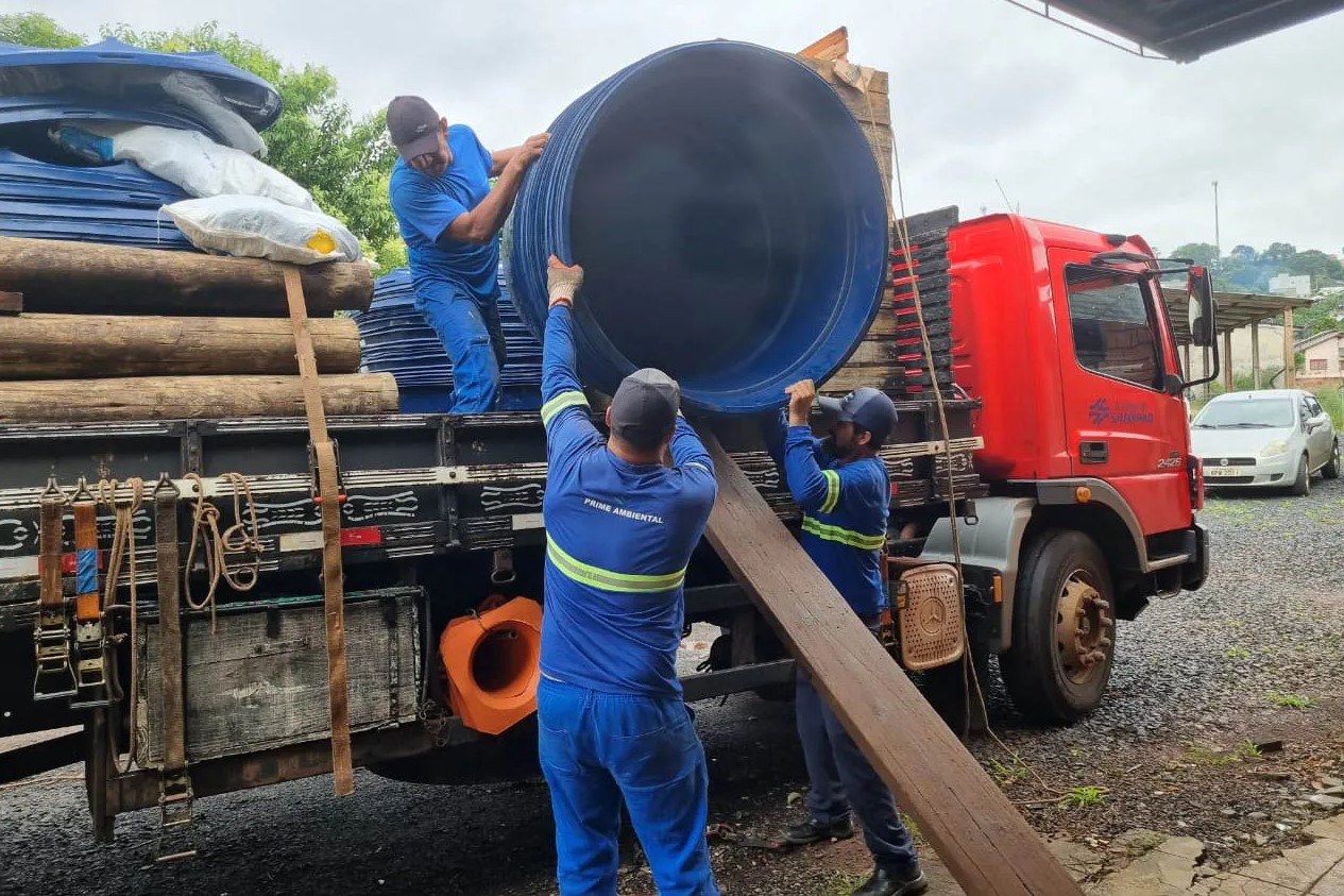Entrega de caixa d'água do programa social