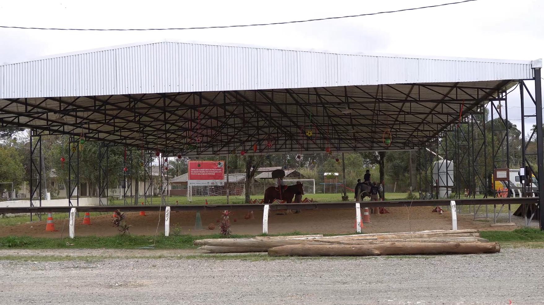 Imagem do picadeiro coberto do projeto de Equoterapia da Polícia Militar do Paraná