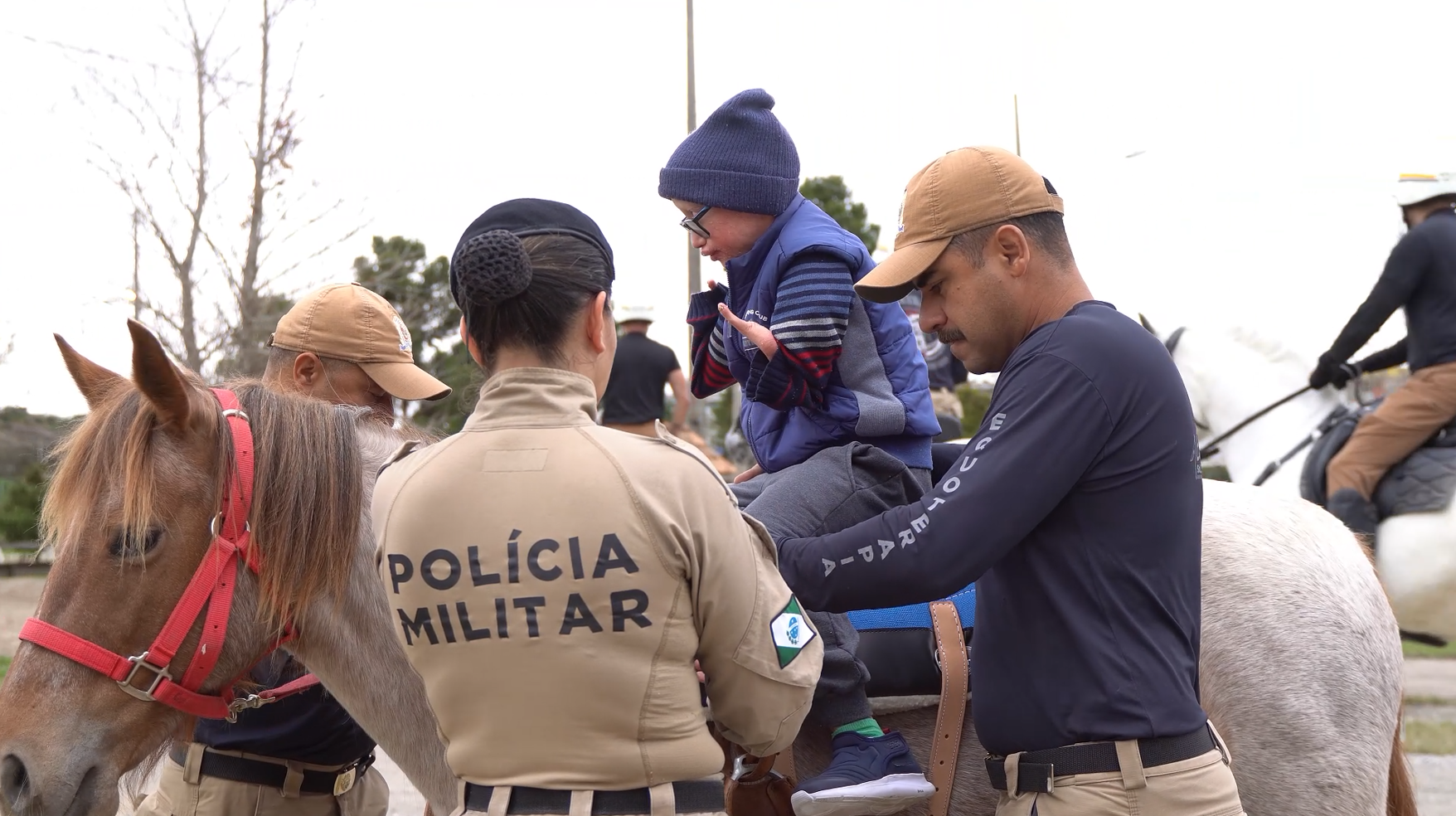 Imagem de Luis Rafael fazendo a equoterapia