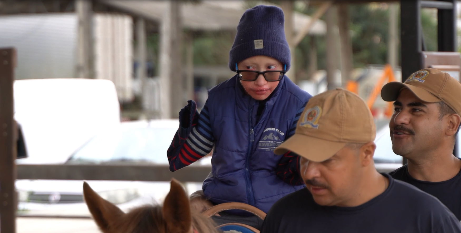 Imagem de Luis Rafael participando da equoterapia