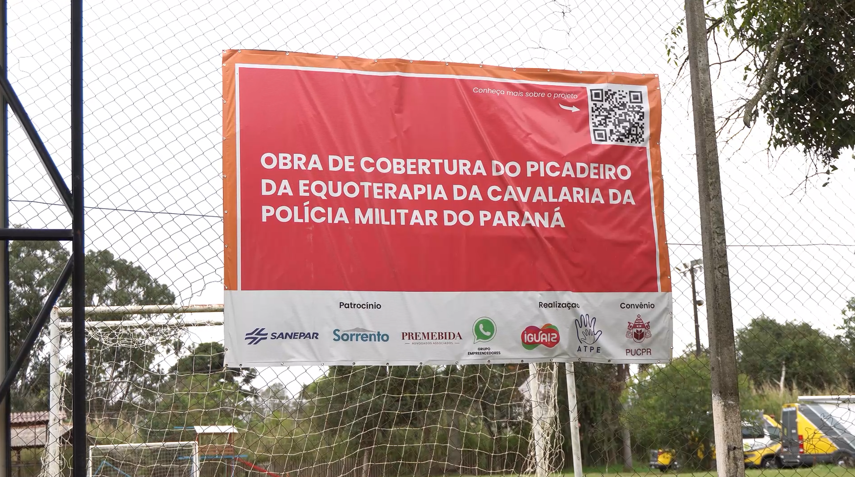 Imagem da placa com os patrocinadores do projeto