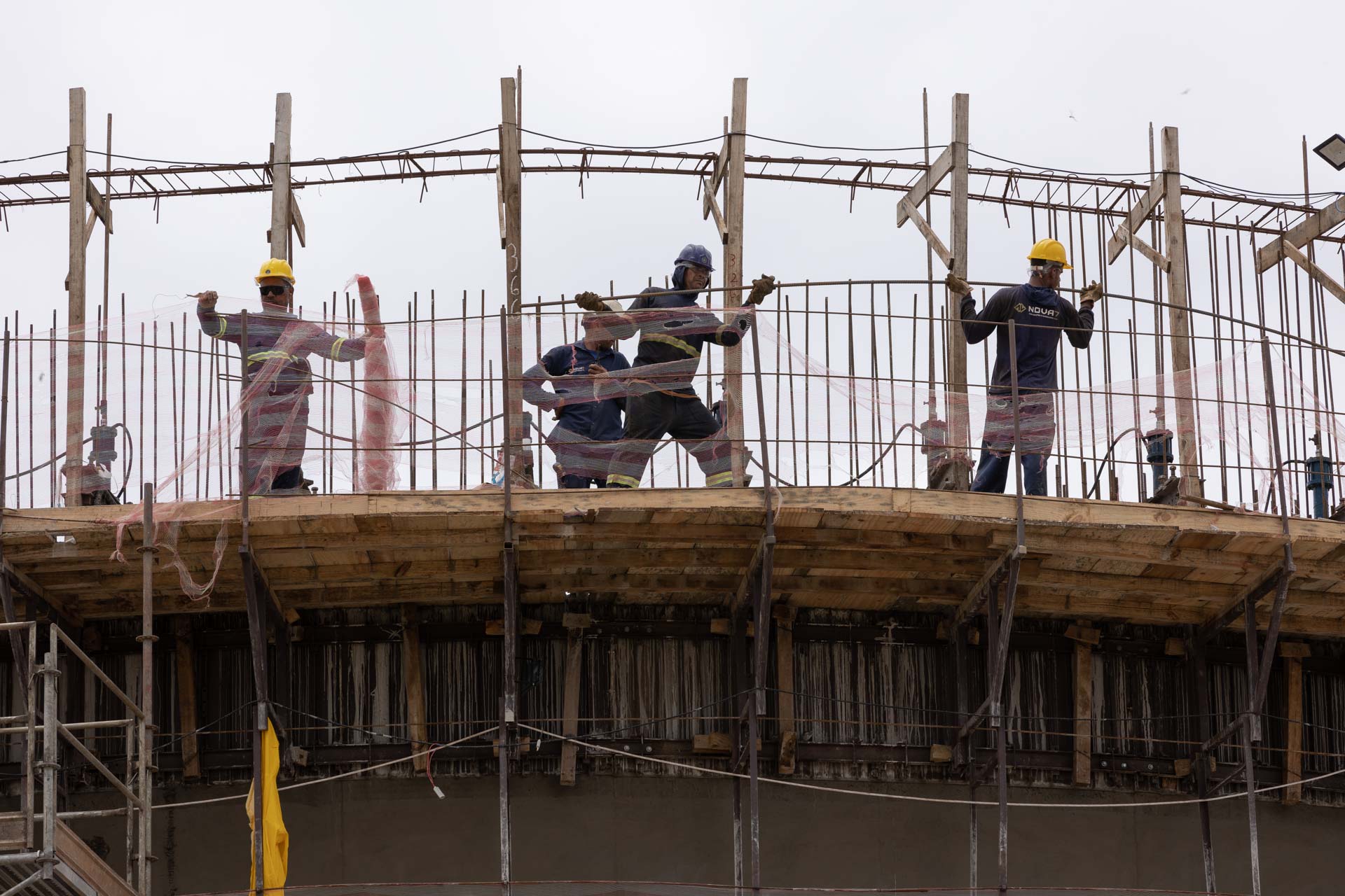 Operários trabalham na ETE Atuba Sul