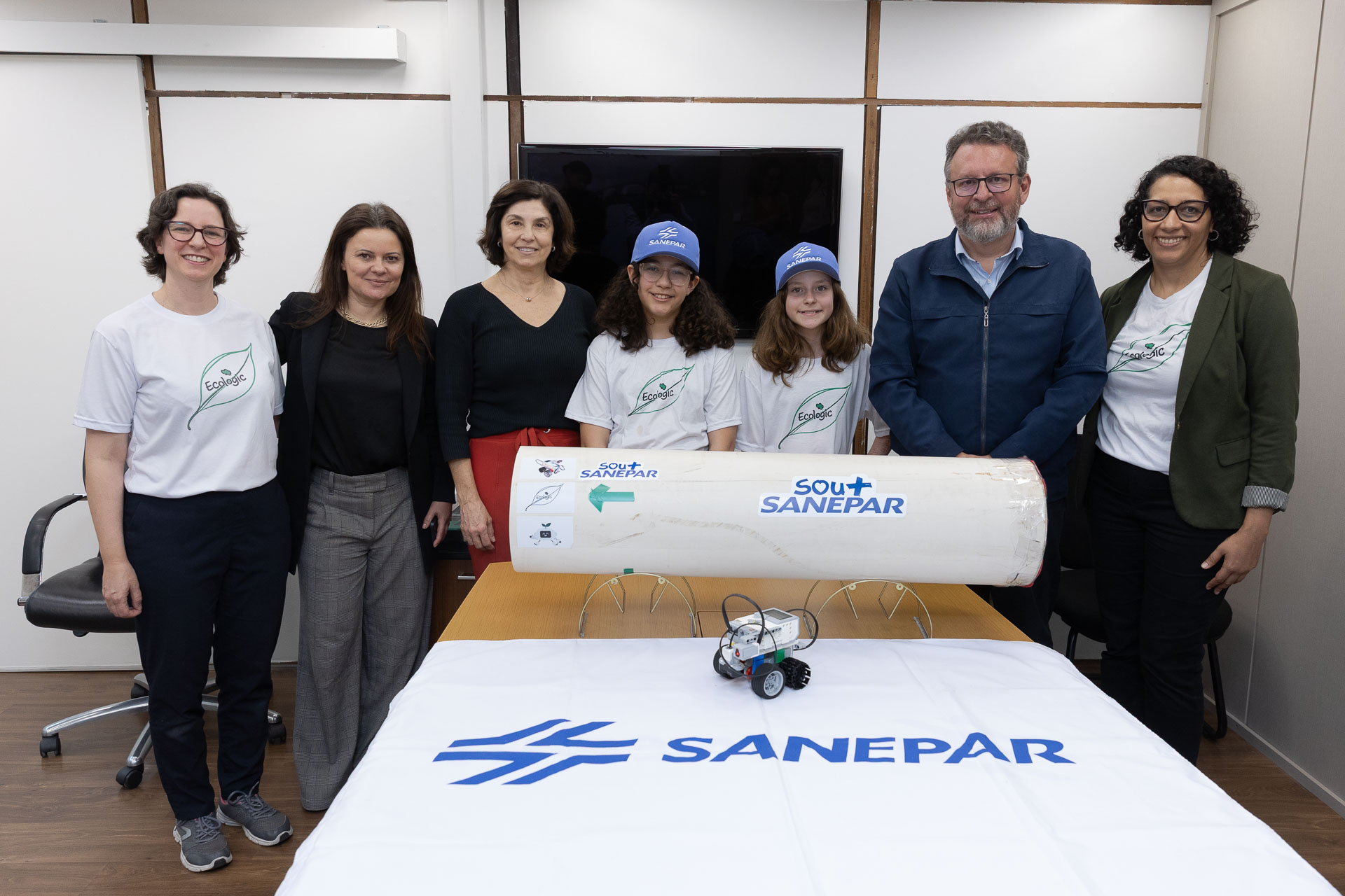 Trabalho das estudantes é apresentado para a Sanepar