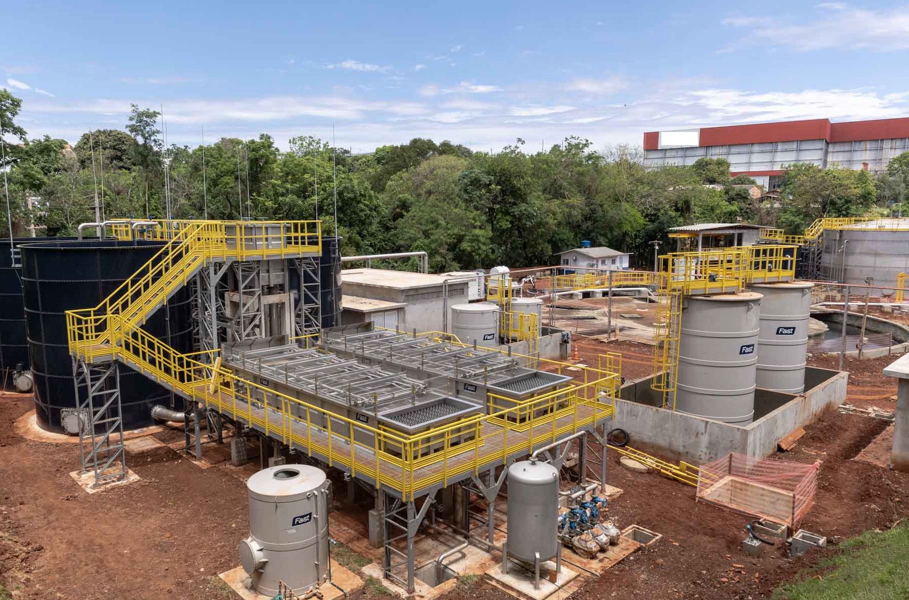 imagem da obra de ampliação do sistema de esgotamento sanitário da cidade de medianeira - trabalhador no canteiro da obra