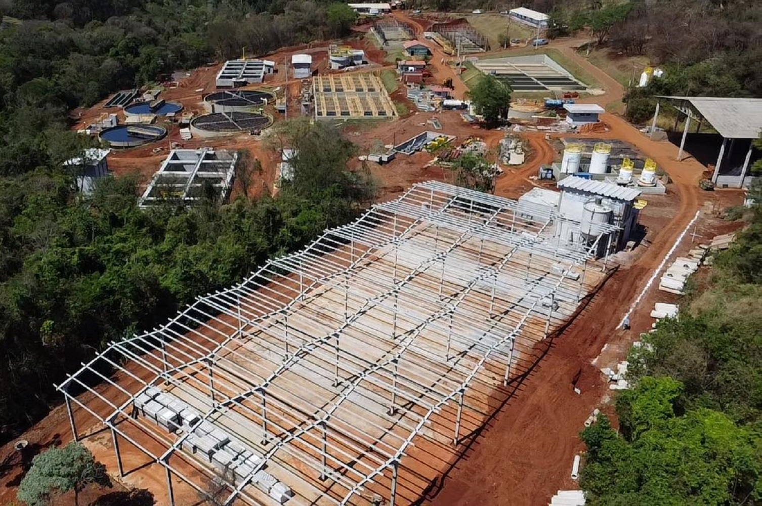 imagem da obra de ampliação do sistema de esgotamento sanitário da cidade de apucarana -  canteiro da obra