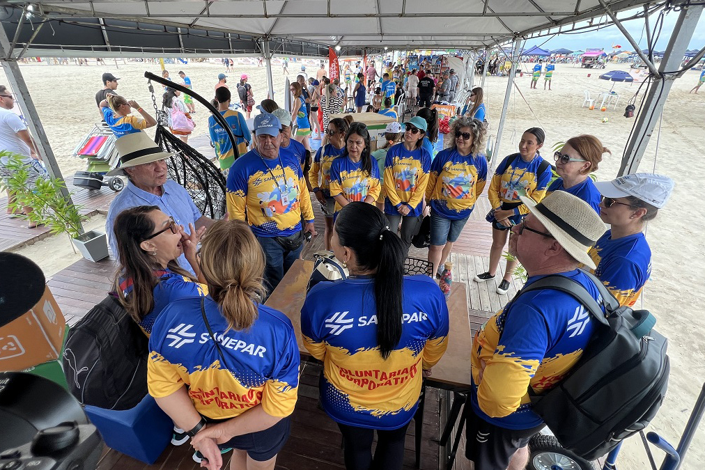 Voluntários da Sanepar no projeto Verão Maior