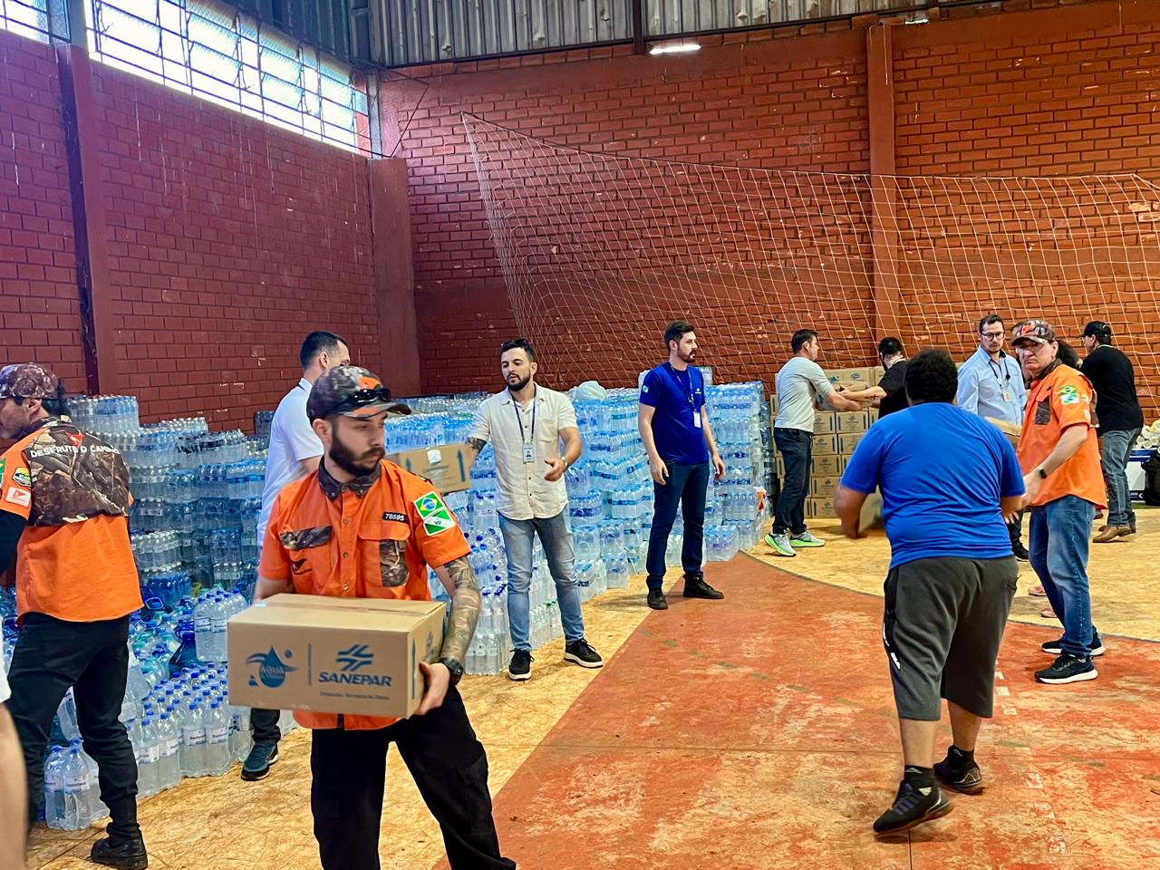 VOLUNTARIOS CARREGARM CAIXA DE AGUA PARA ATENDER VITIMAS E PROFISSIONAIS EM CAMPO