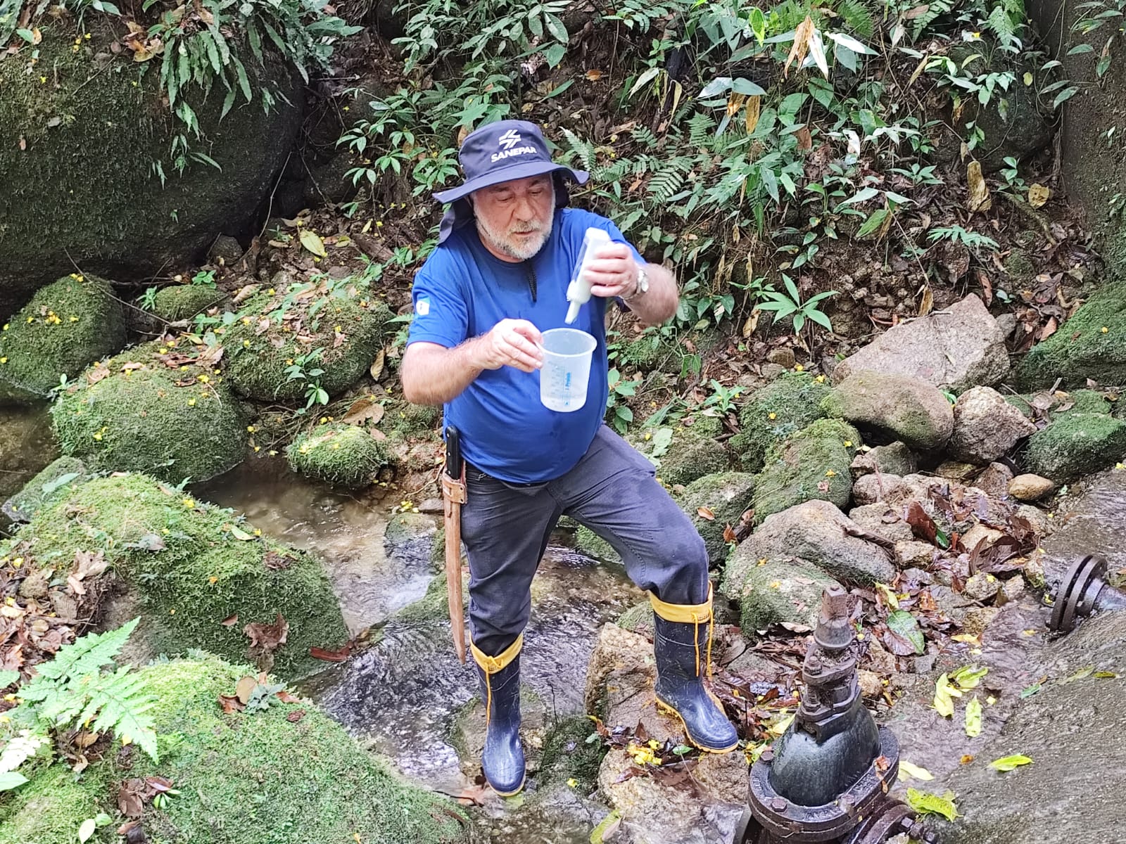 Homem testando amostra de água 