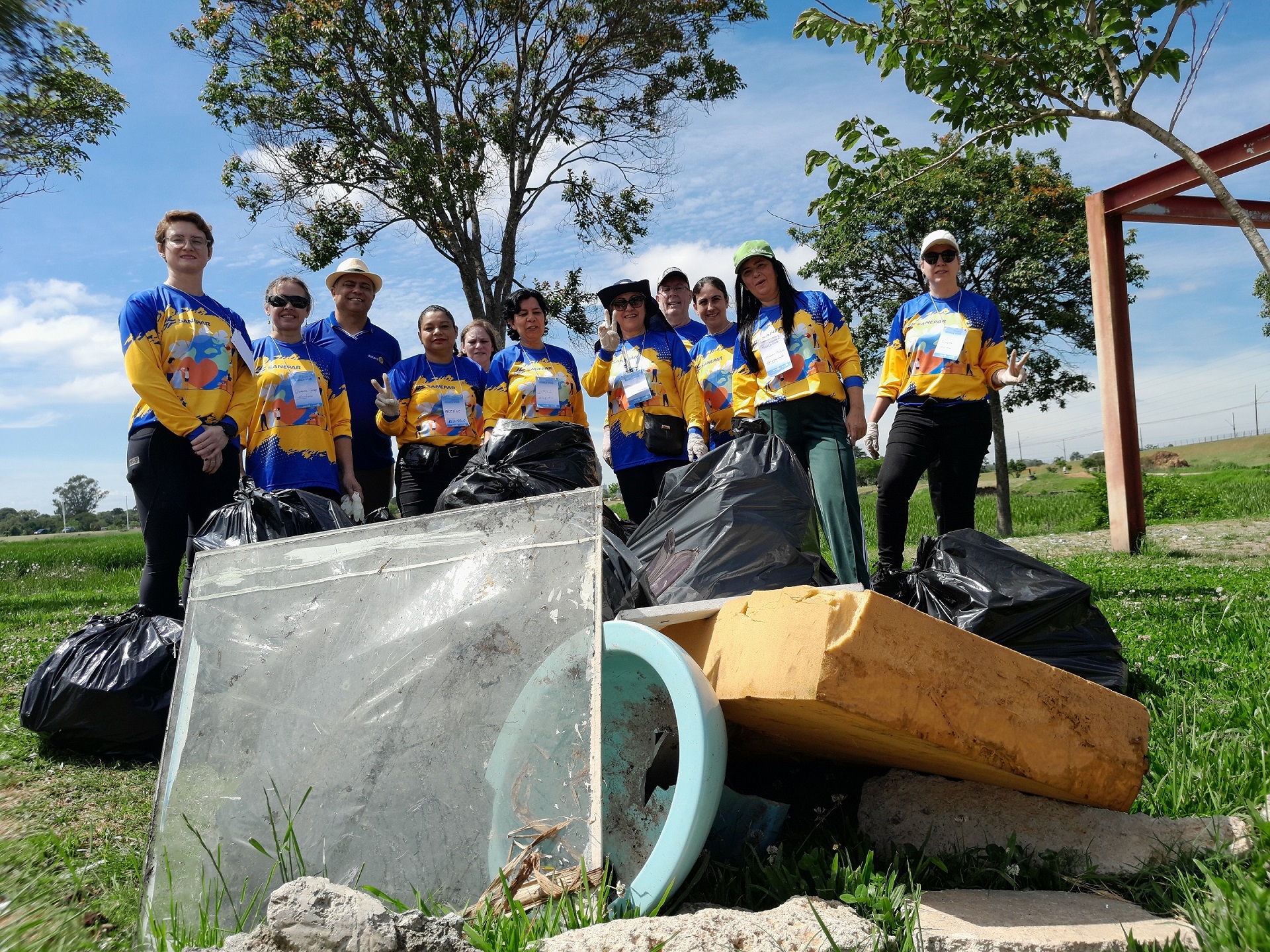 voluntarios da sanepar tiram lixo das margens do Rio Iguaçu
