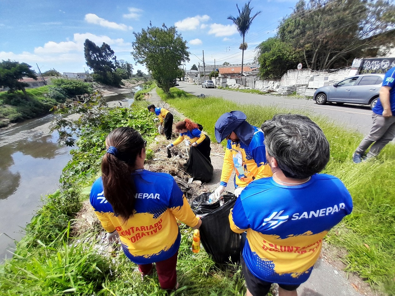 retirada de lixo do Rio Iguaçu