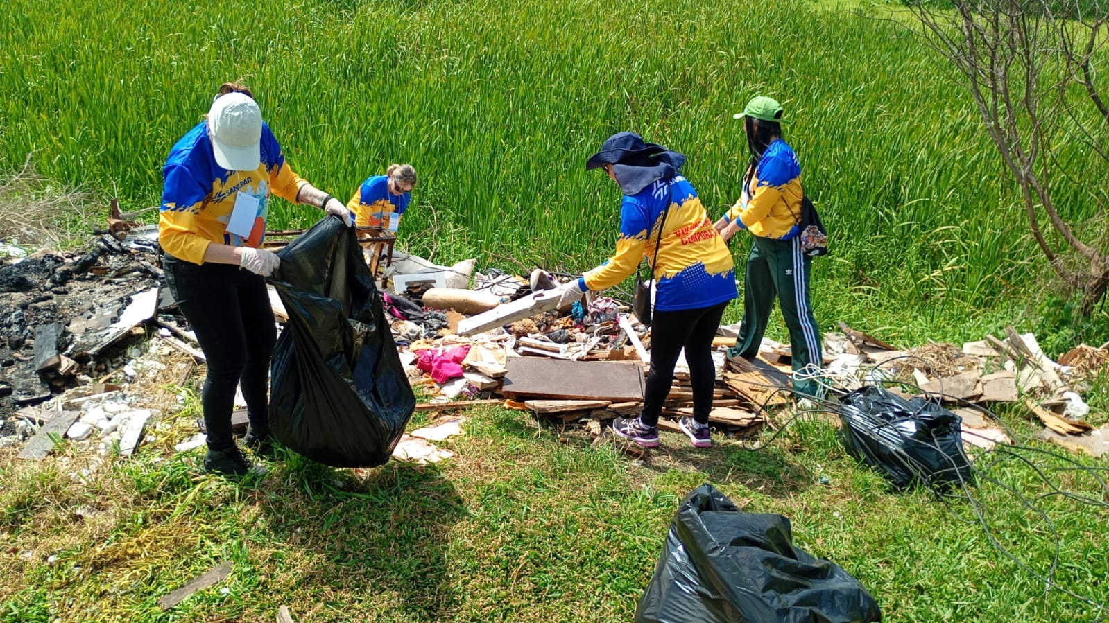 Projeto Iguaçu Vivo: voluntários retiram cerca de 10 toneladas de lixo das margens do Rio Iguaçu (Foto: Thays Poletto/Sanepar)