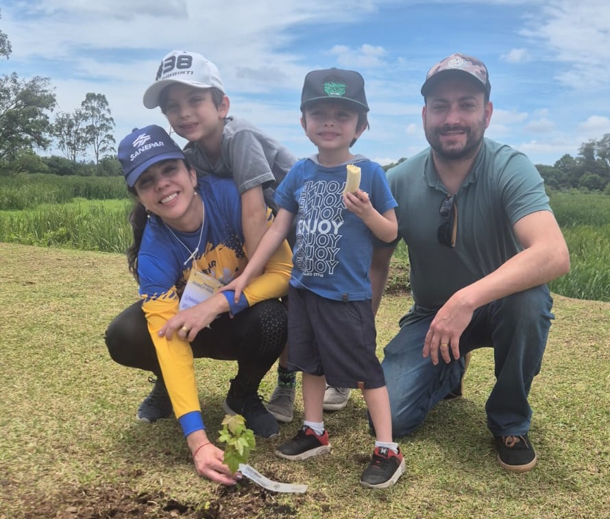 Projeto Iguaçu Vivo: voluntários também plantaram árvores às margens do Rio Iguaçu (Foto: Thays Poletto/Sanepar)  