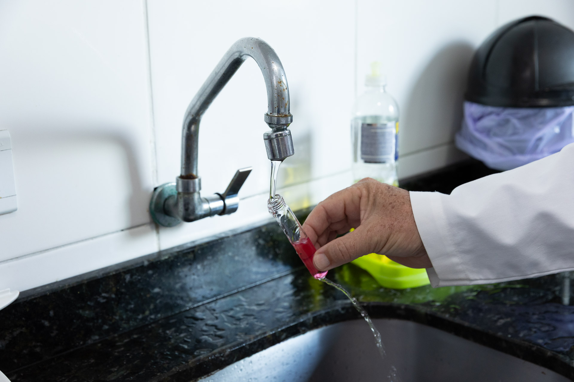 Coleta da água na casa com caixa-d’água limpa recentemente.