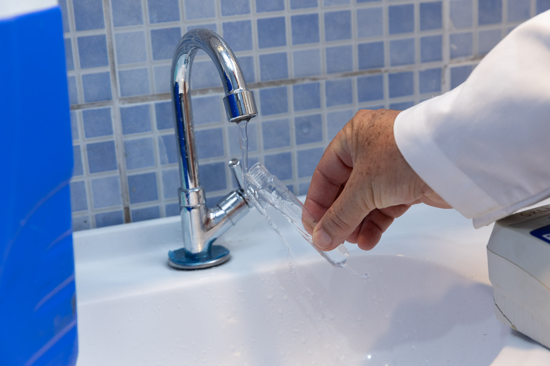 Coleta da água na casa com caixa-d’água sem uso e sem limpeza há mais de 6 meses.