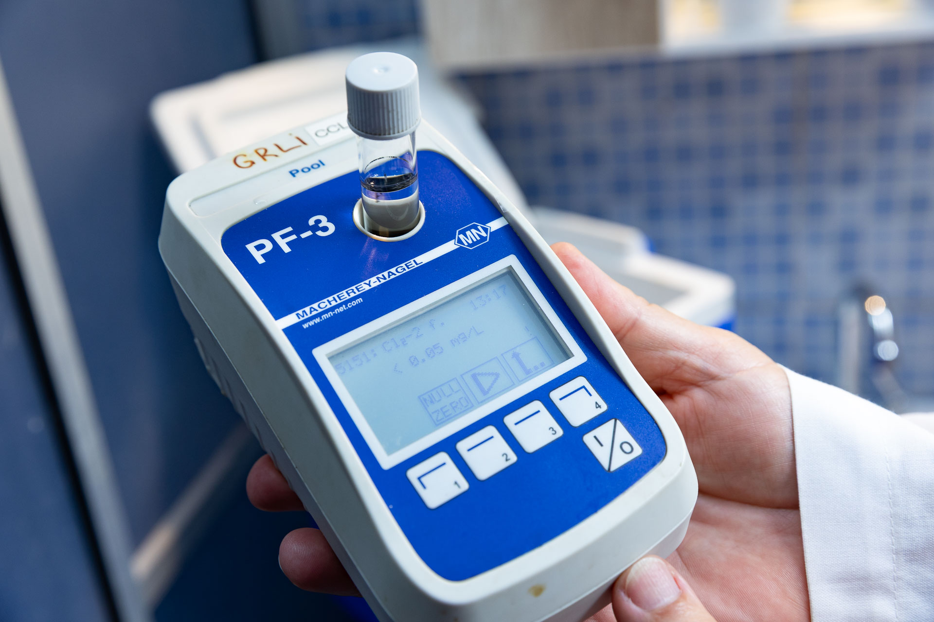 Água da caixa-d’água sem uso e sem limpeza há mais de 6 meses não tinha residual de cloro e apresentou contaminação por bactérias. 