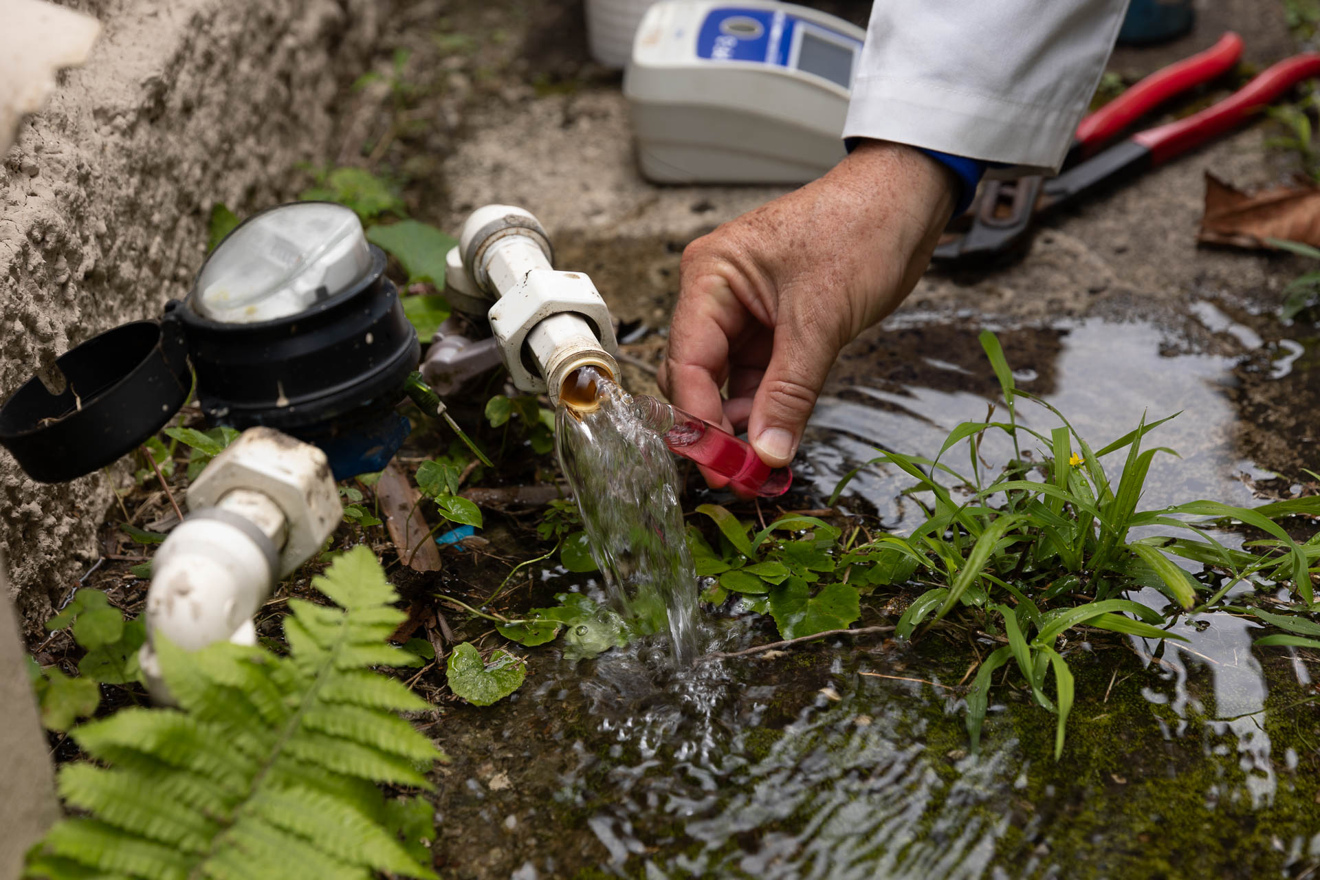 Coleta no cavalete da casa com caixa-d’água sem uso e sem limpeza há mais de 6 meses mostra que água que chega ao imóvel tem cloro e é potável.