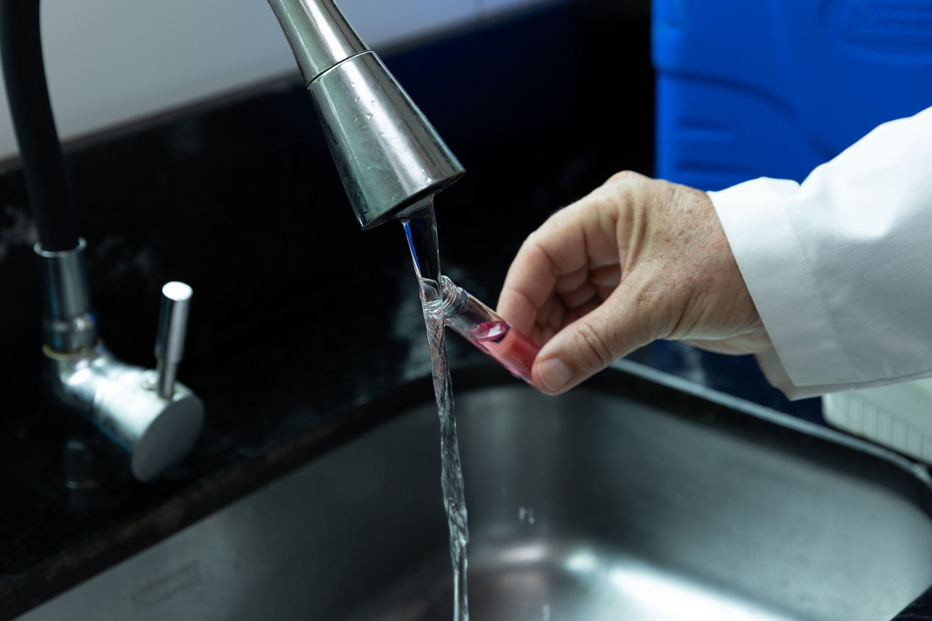 Coleta da água na casa com caixa-d’água com uso e sem limpeza recente.